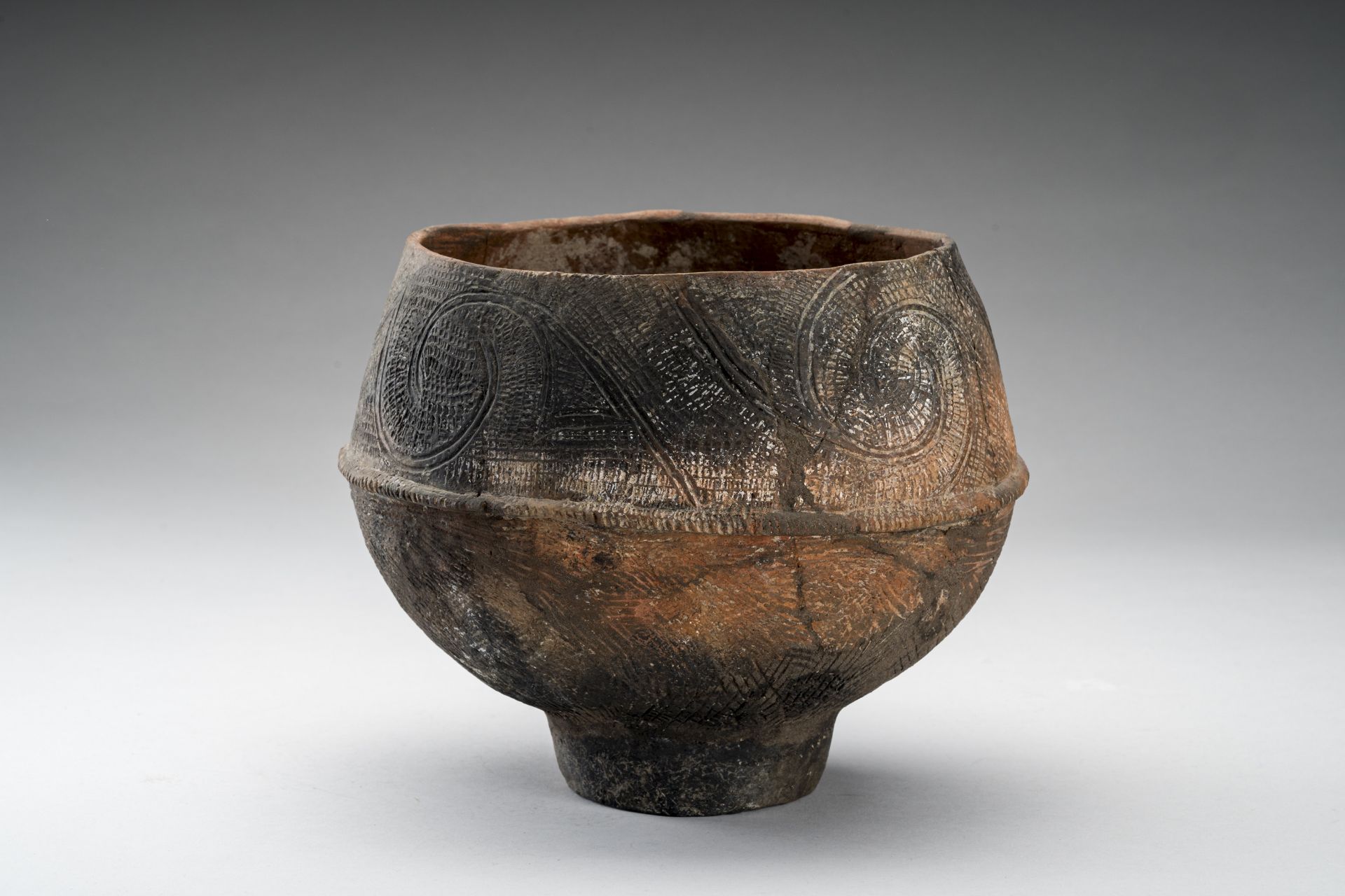 A BAN CHIANG CULTURE POTTERY JAR - Image 2 of 9