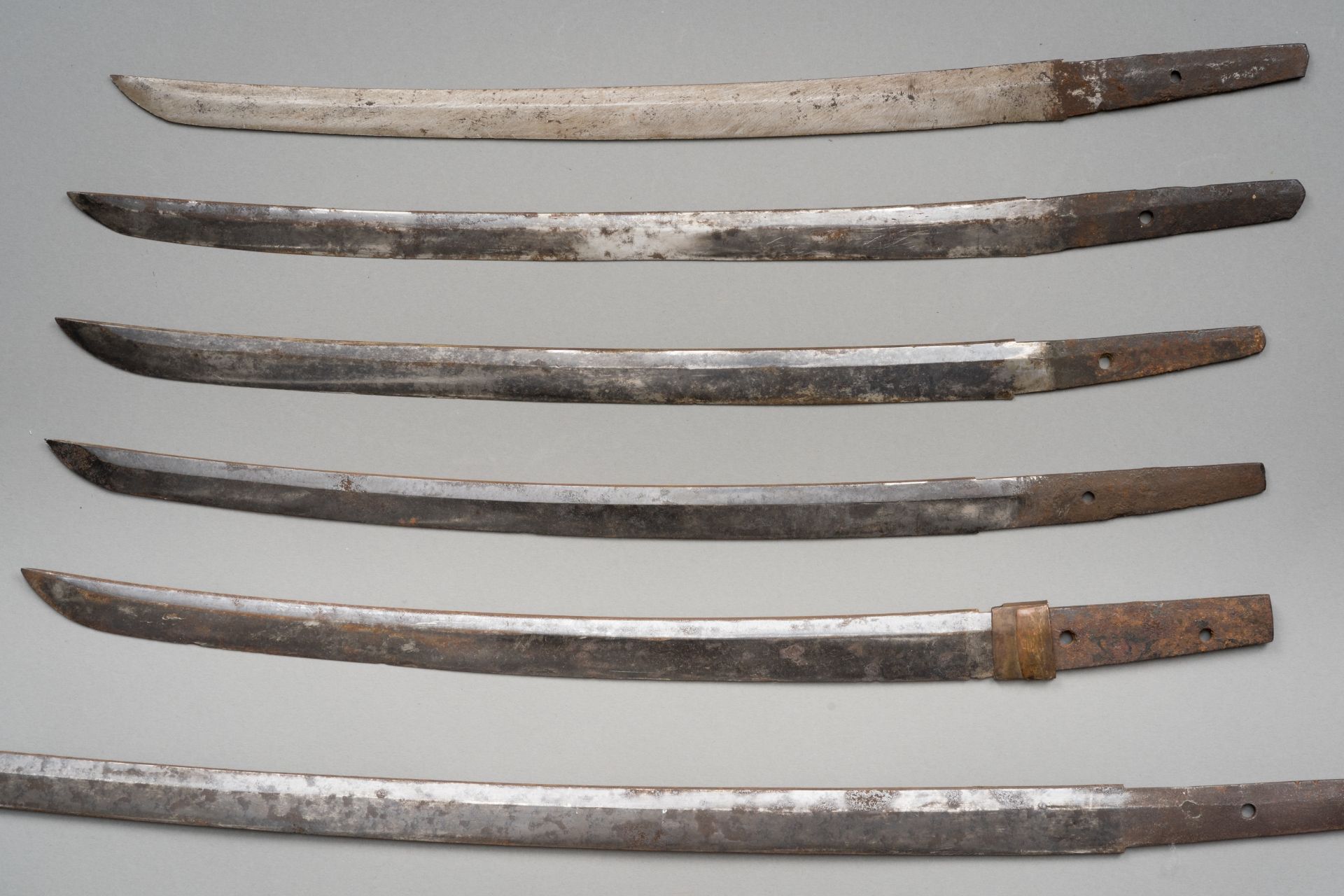 A COLLECTION WITH FIFTEEN SWORD BLADES - Image 6 of 7