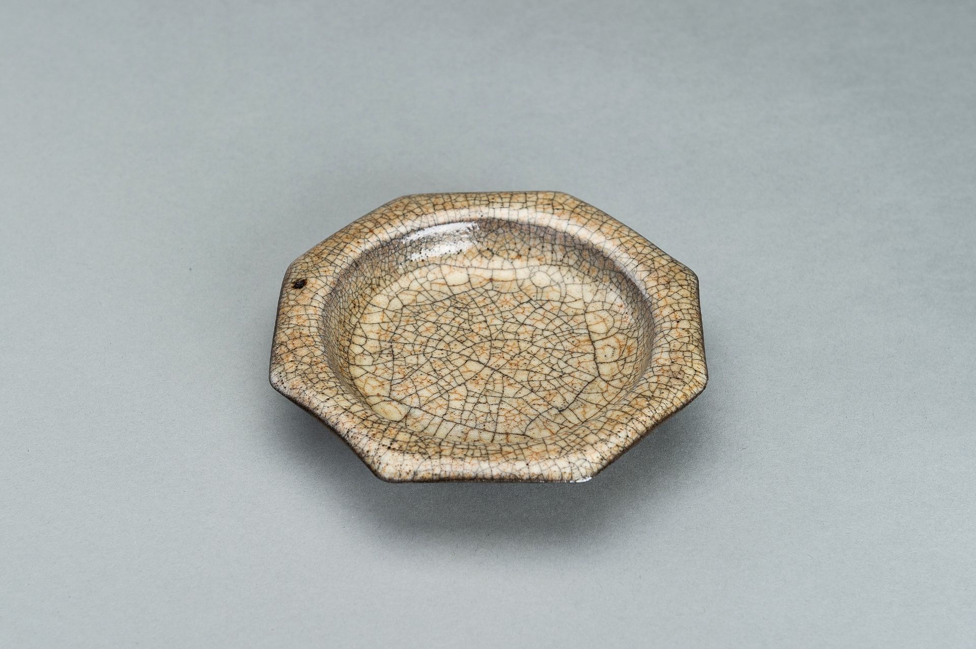 AN OCTAGONAL GE-STYLE GLAZED PORCELAIN DISH, QING DYNASTY - Image 8 of 10