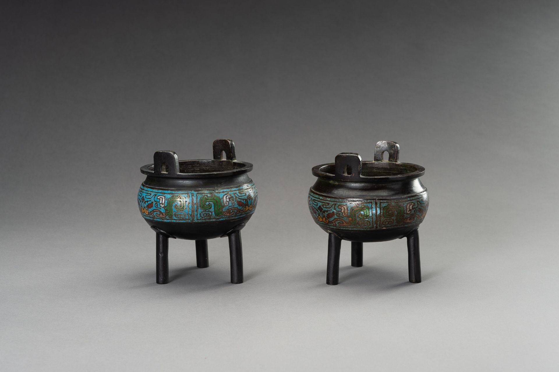 A PAIR OF CHAMPLEVE ENAMEL BRONZE TRIPOD CENSERS, QING DYNASTY - Bild 6 aus 9