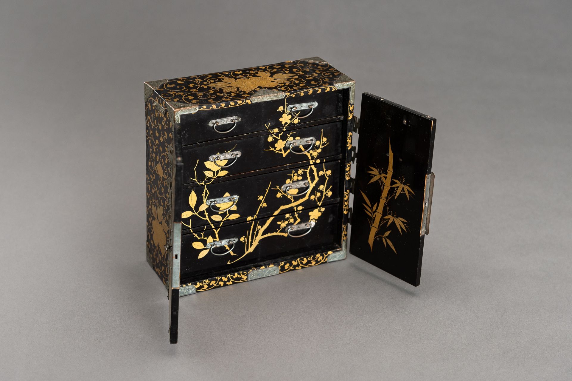 A BLACK AND GOLD LACQUER MINIATURE CABINET - Image 13 of 19