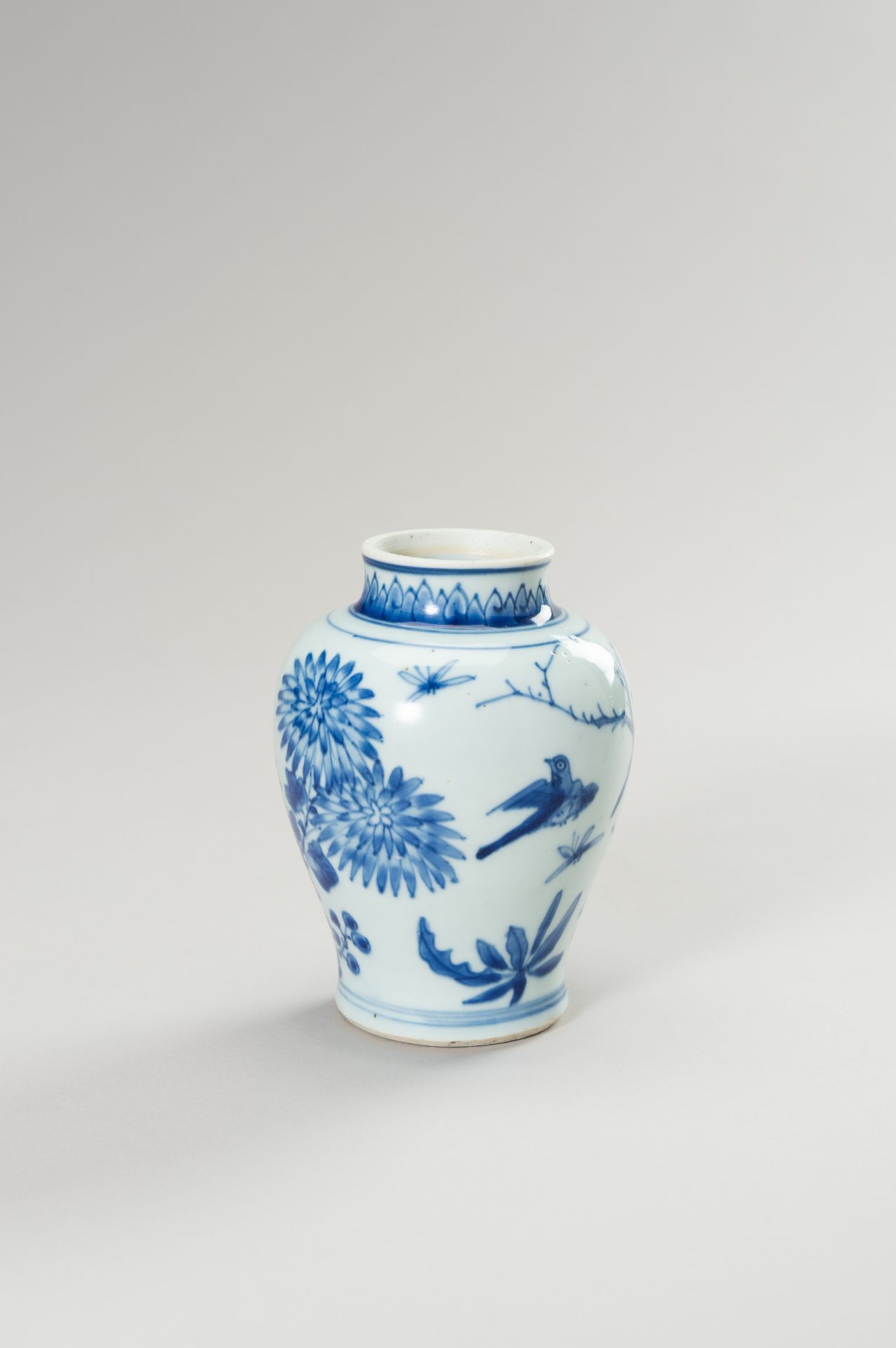 A BLUE AND WHITE PORCELAIN BALUSTER VASE - Image 8 of 10