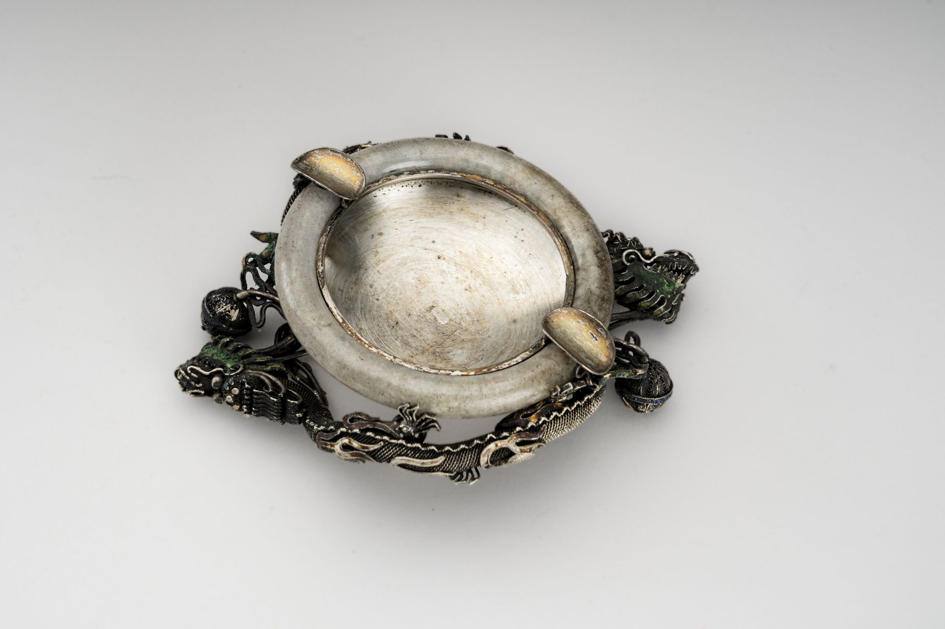 A SILVER AND JADE 'DRAGONS' ASHTRAY, c. 1920s - Bild 3 aus 8