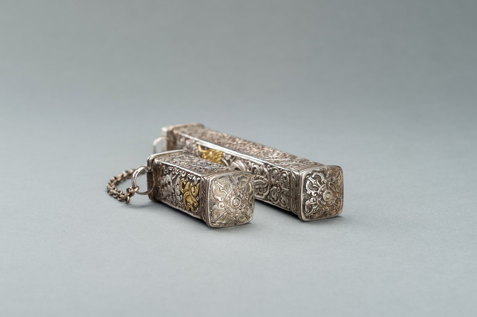 TWO EMBOSSED SILVERPLATED AND GILT METAL BOXES, 19TH CENTURY - Bild 13 aus 18