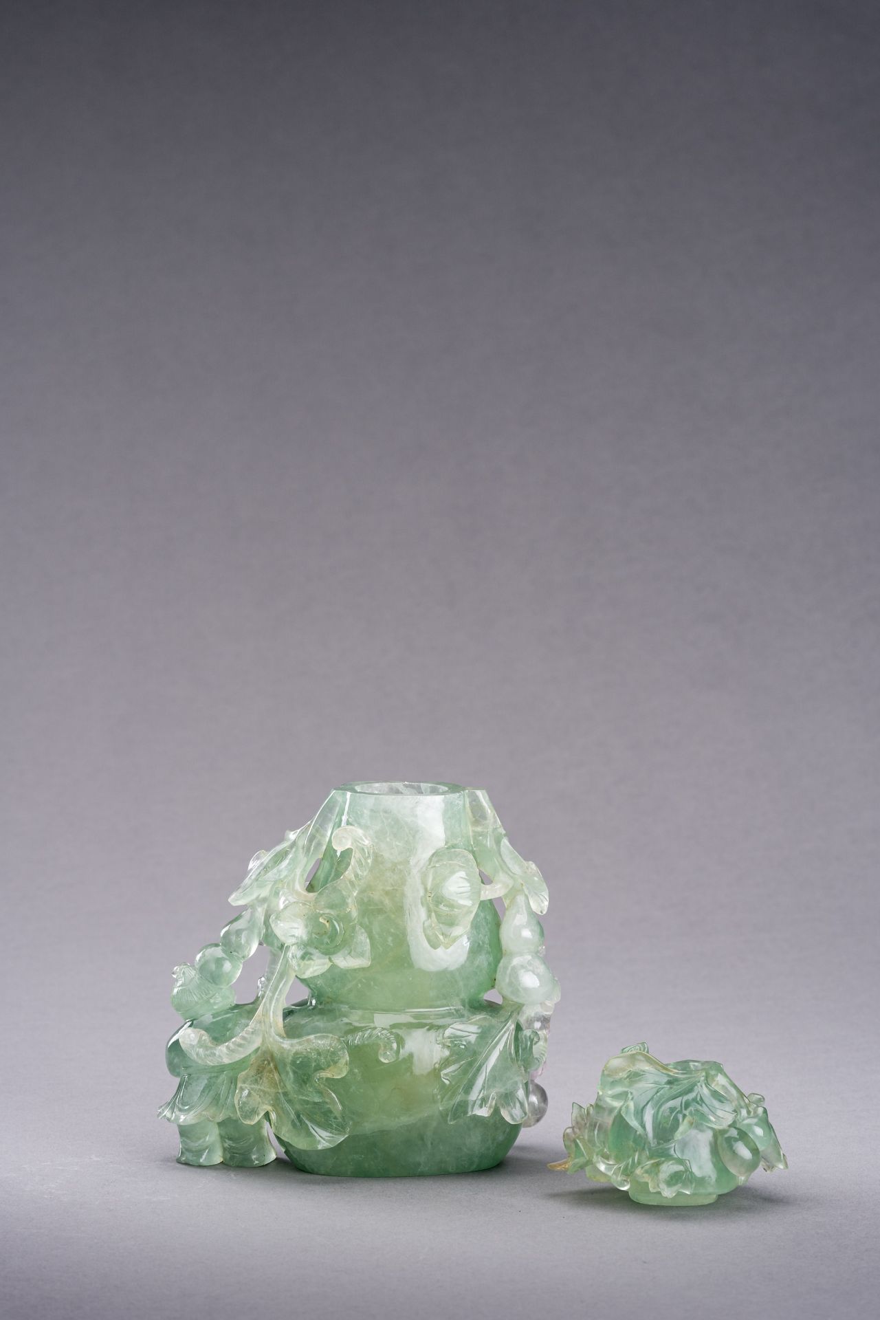 A GREEN FLUORITE 'DOUBLE GOURD AND BOY' VASE - Bild 8 aus 10