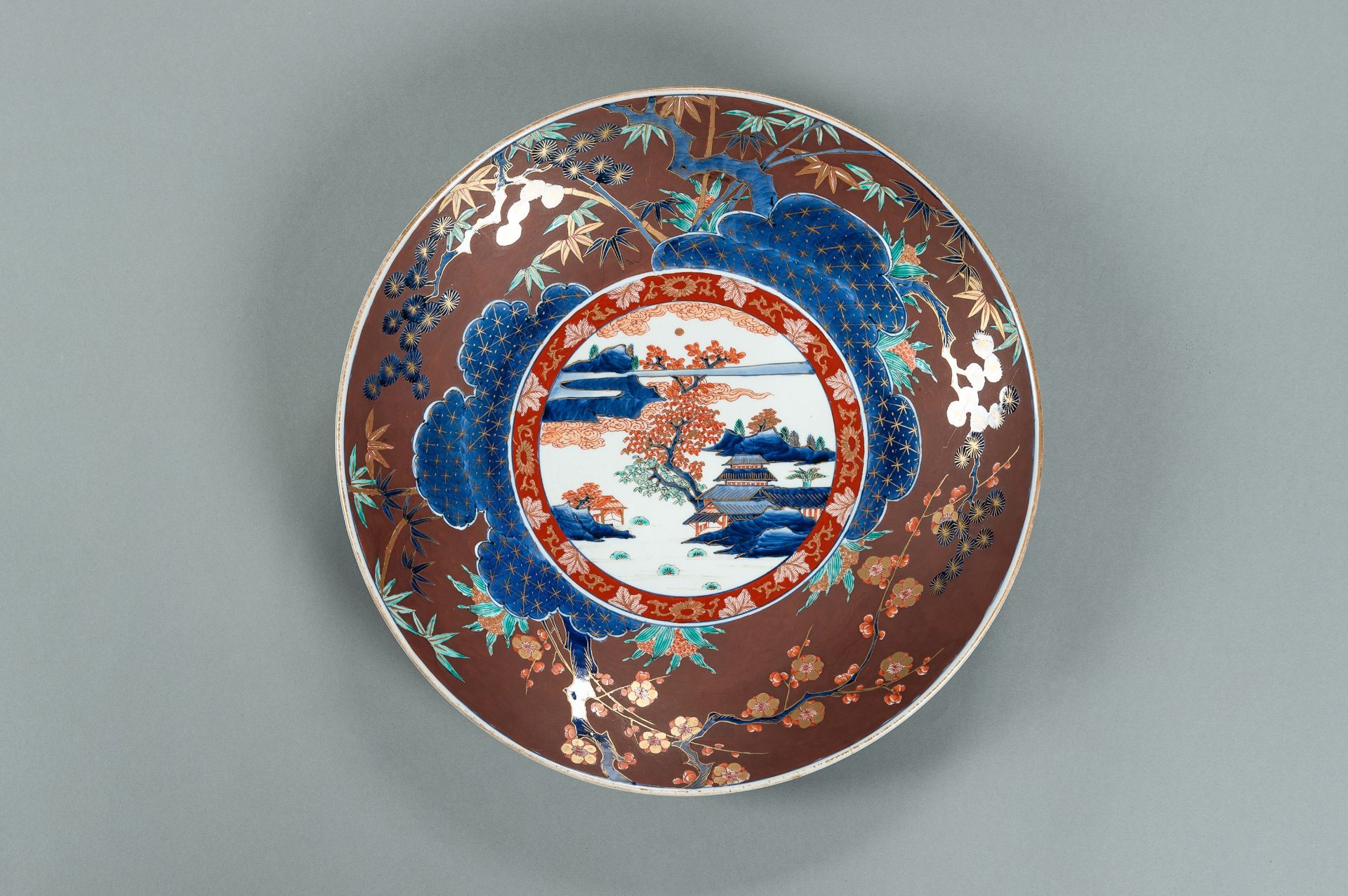 A LOT WITH A LARGE IMARI AND A KUTANI PORCELAIN DISH, MEIJI - Image 2 of 16