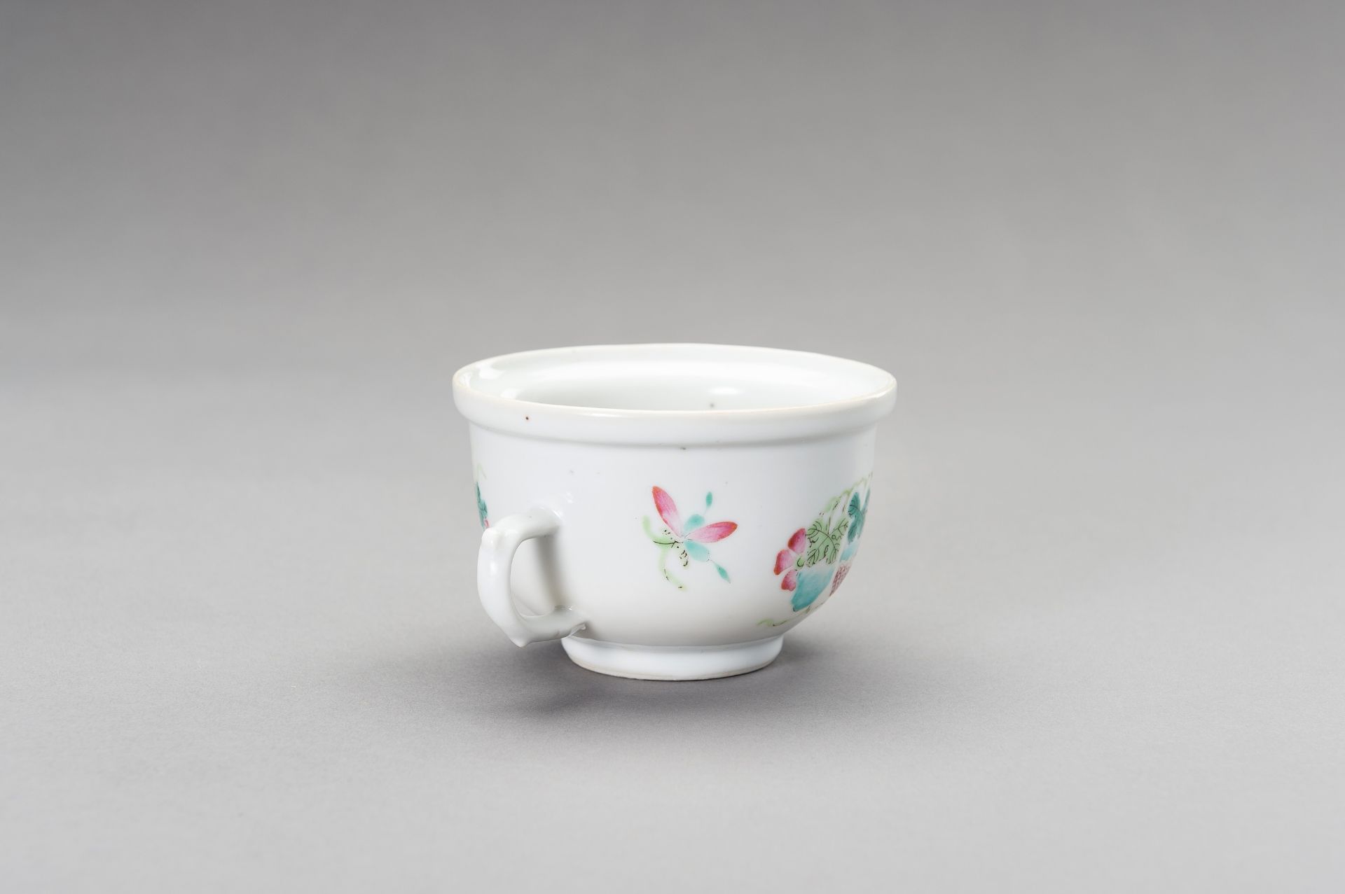 A FAMILLE VERTE 'GOLDFISH' CUP, 20TH CENTURY - Image 3 of 11