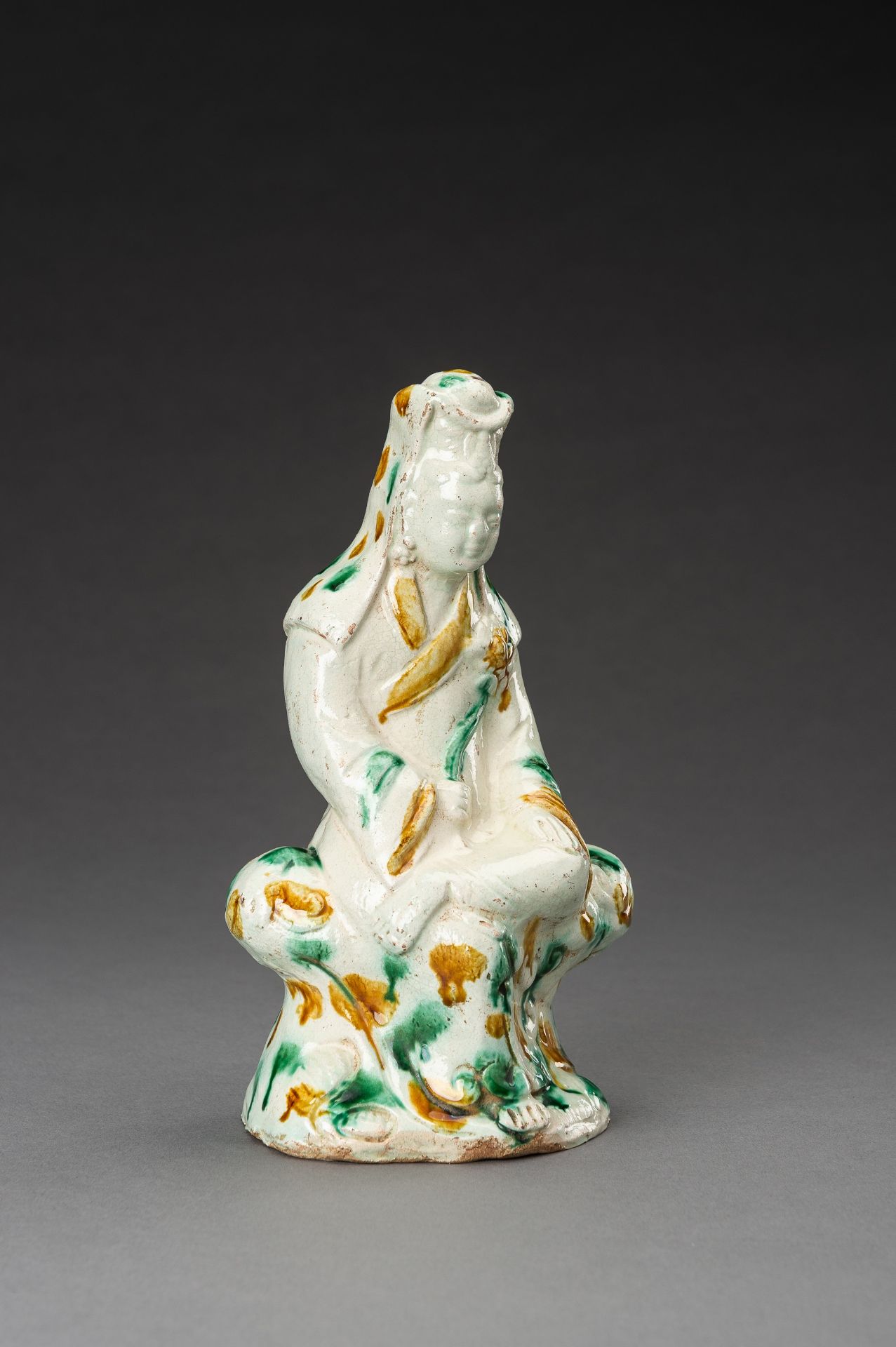 A SANCAI GLAZED CERAMIC FIGURE OF GUANYIN, 1920s - Bild 8 aus 10