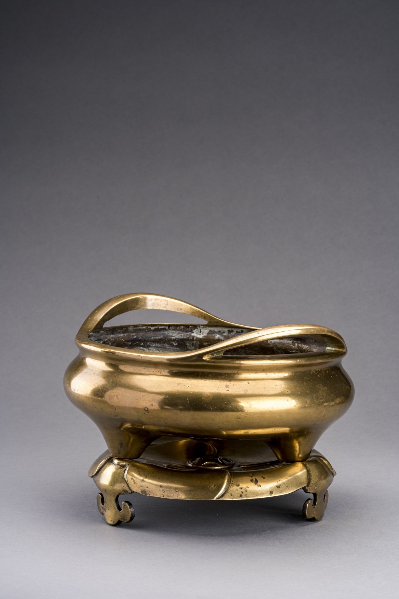 A LARGE GILT-BRONZE TRIPOD CENSER WITH MATCHING STAND, QING - Image 6 of 10