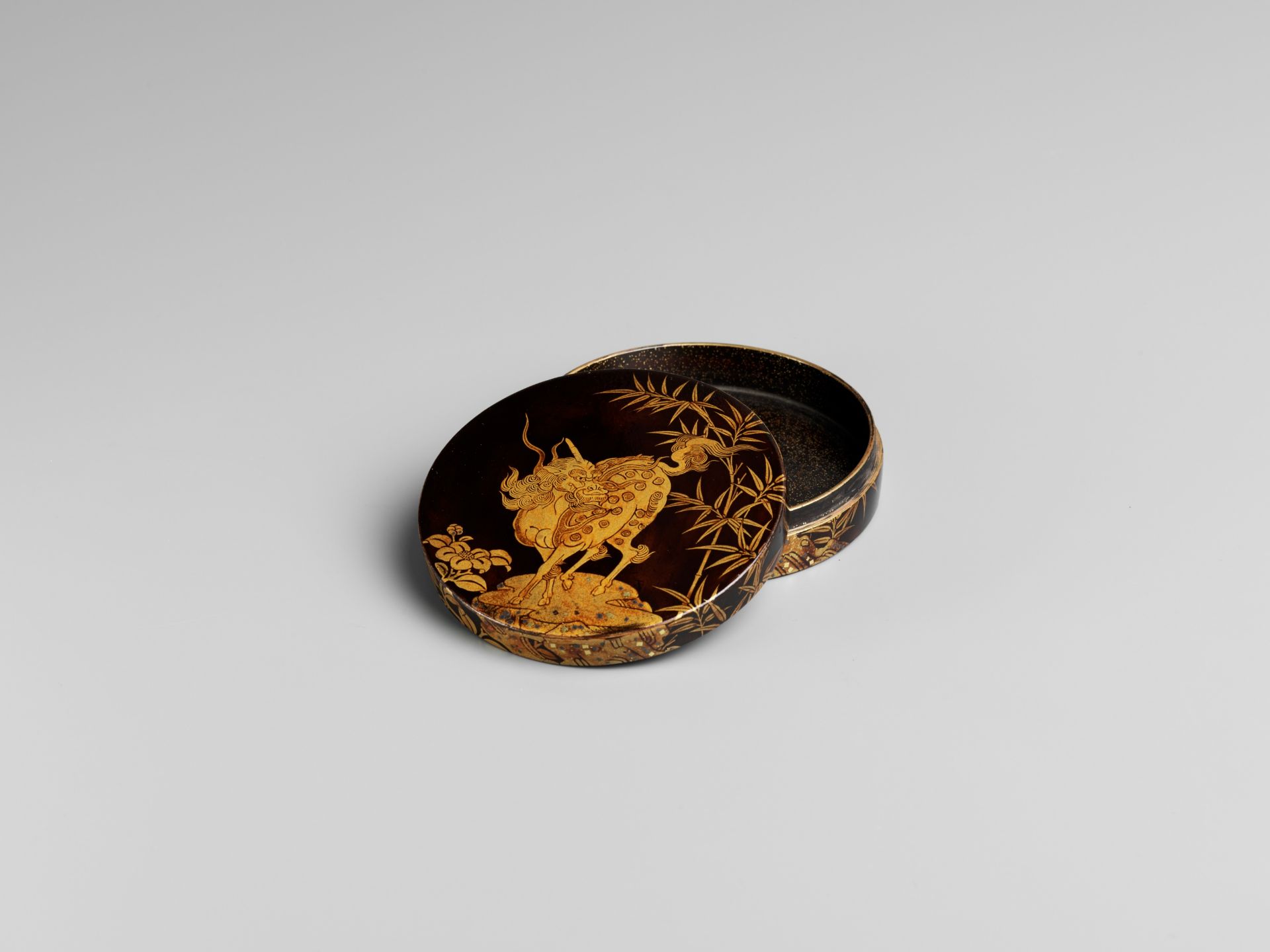 A RARE CIRCULAR LACQUER KOGO (INCENSE CONTAINER) WITH KIRIN - Image 2 of 7