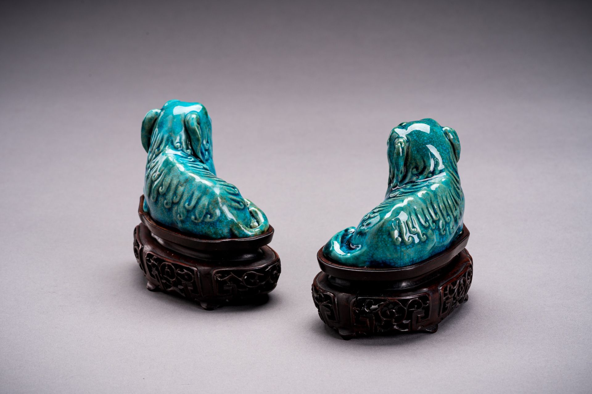 A PAIR OF TURQUOISE GLAZED PORCELAIN BUDDHIST LIONS, QING - Image 5 of 6