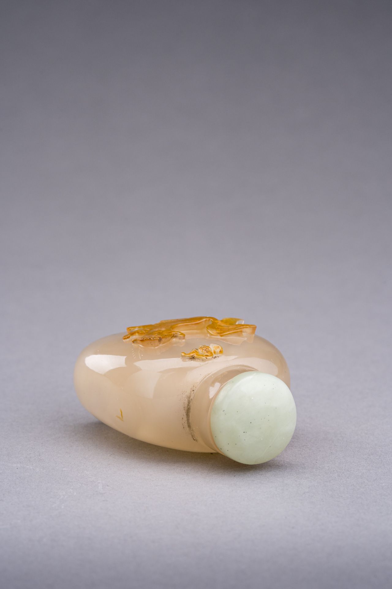 AN AGATE 'QILIN AND BAT' SNUFF BOTTLE, QING DYNASTY - Image 5 of 6