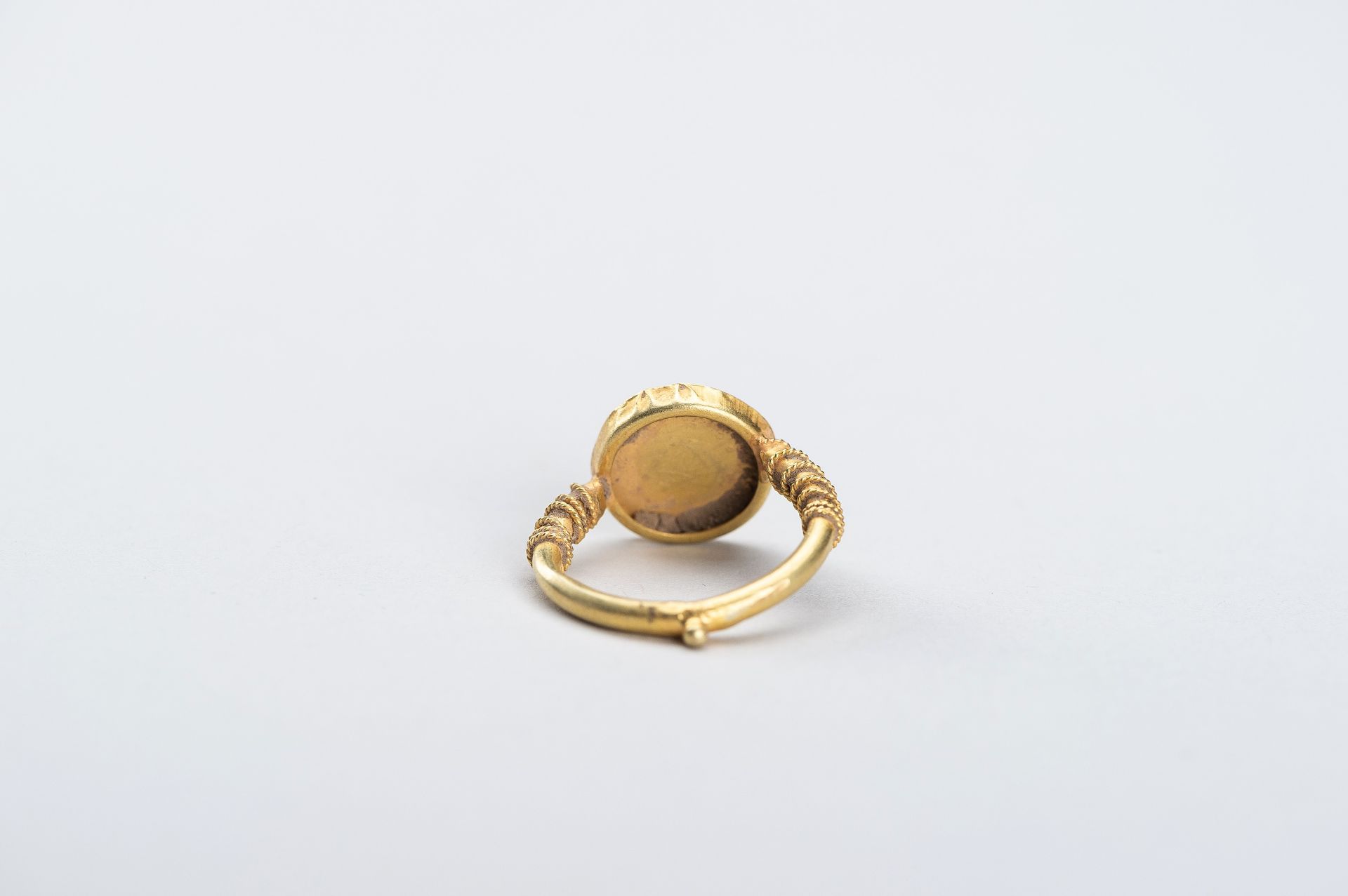 A BACTRIAN GOLD COIN RING - Bild 11 aus 11