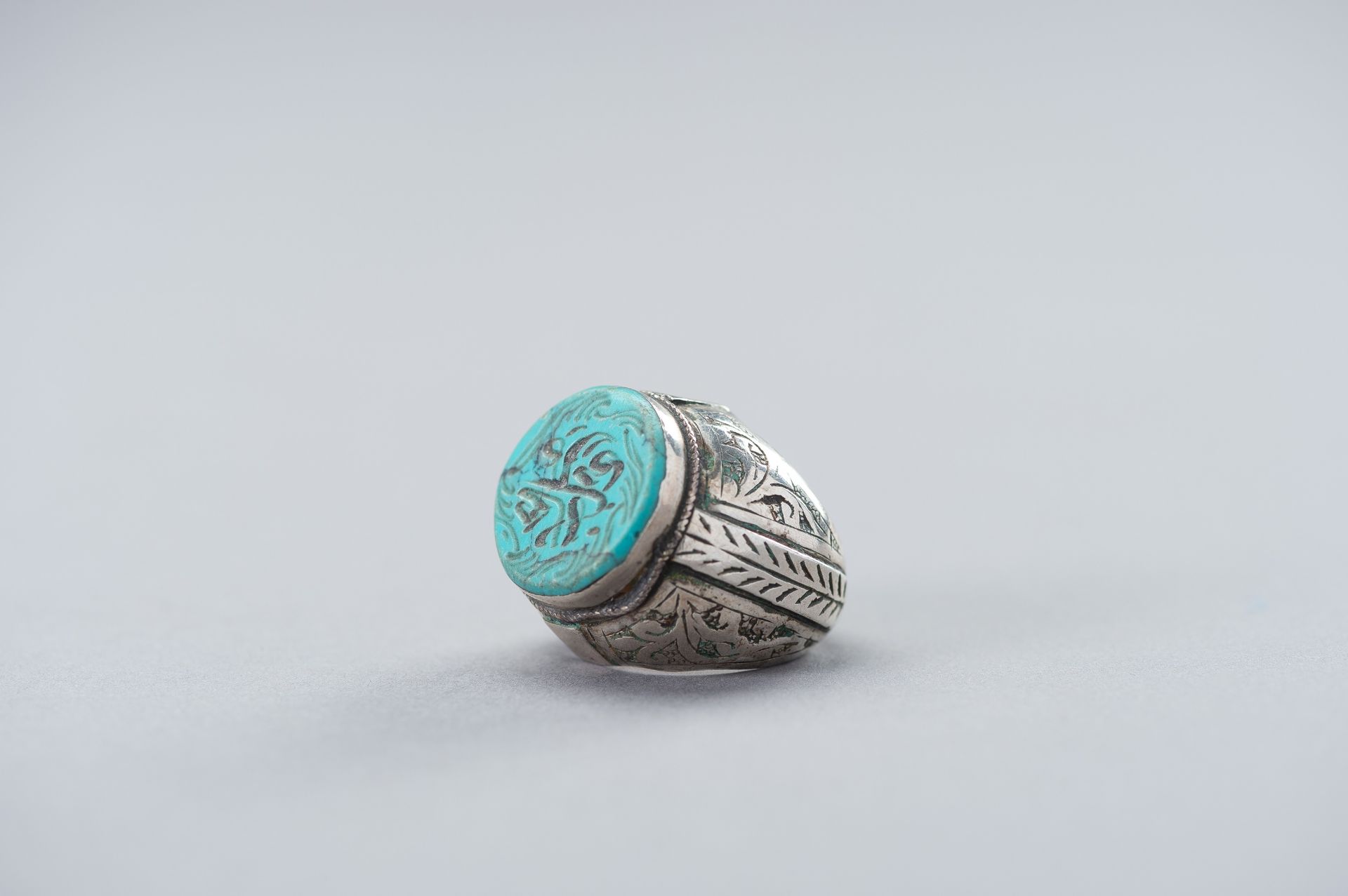 A PERSIAN SILVER RING WITH TURQUOISE MATRIX INTAGLIO, 19TH CENTURY - Image 8 of 9