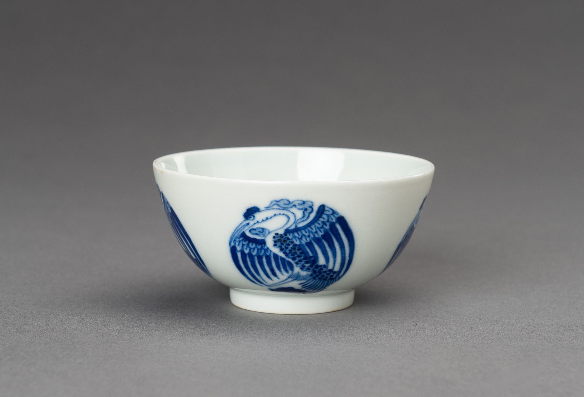 A BLUE AND WHITE 'PHOENIX MEDALLIONS' PORCELAIN BOWL, c. 1930s