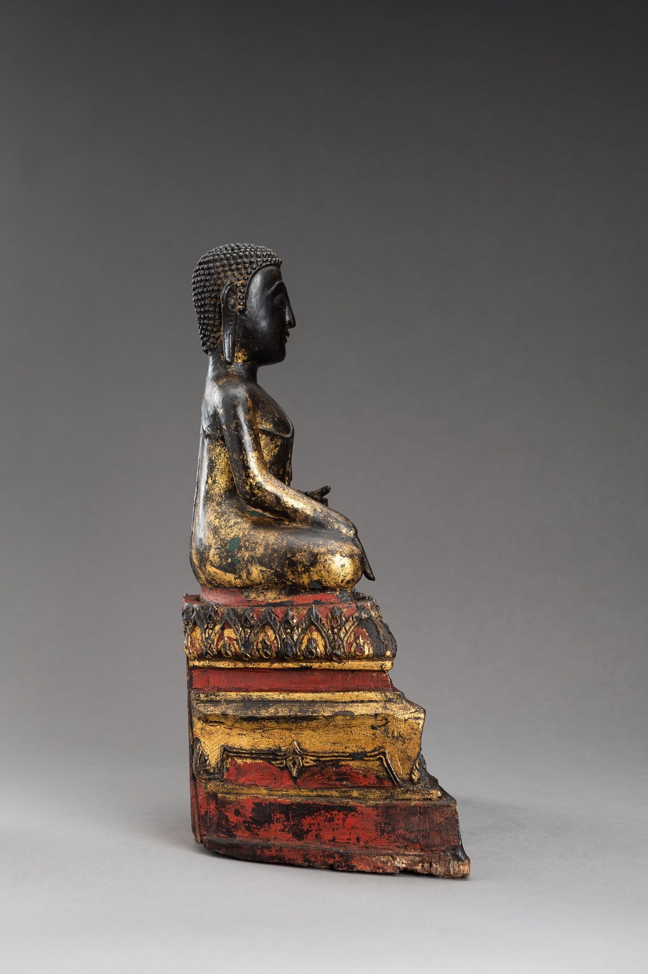 A BURMESE LACQUERED WOOD FIGURE OF BUDDHA SHAKYAMUNI - Image 5 of 11