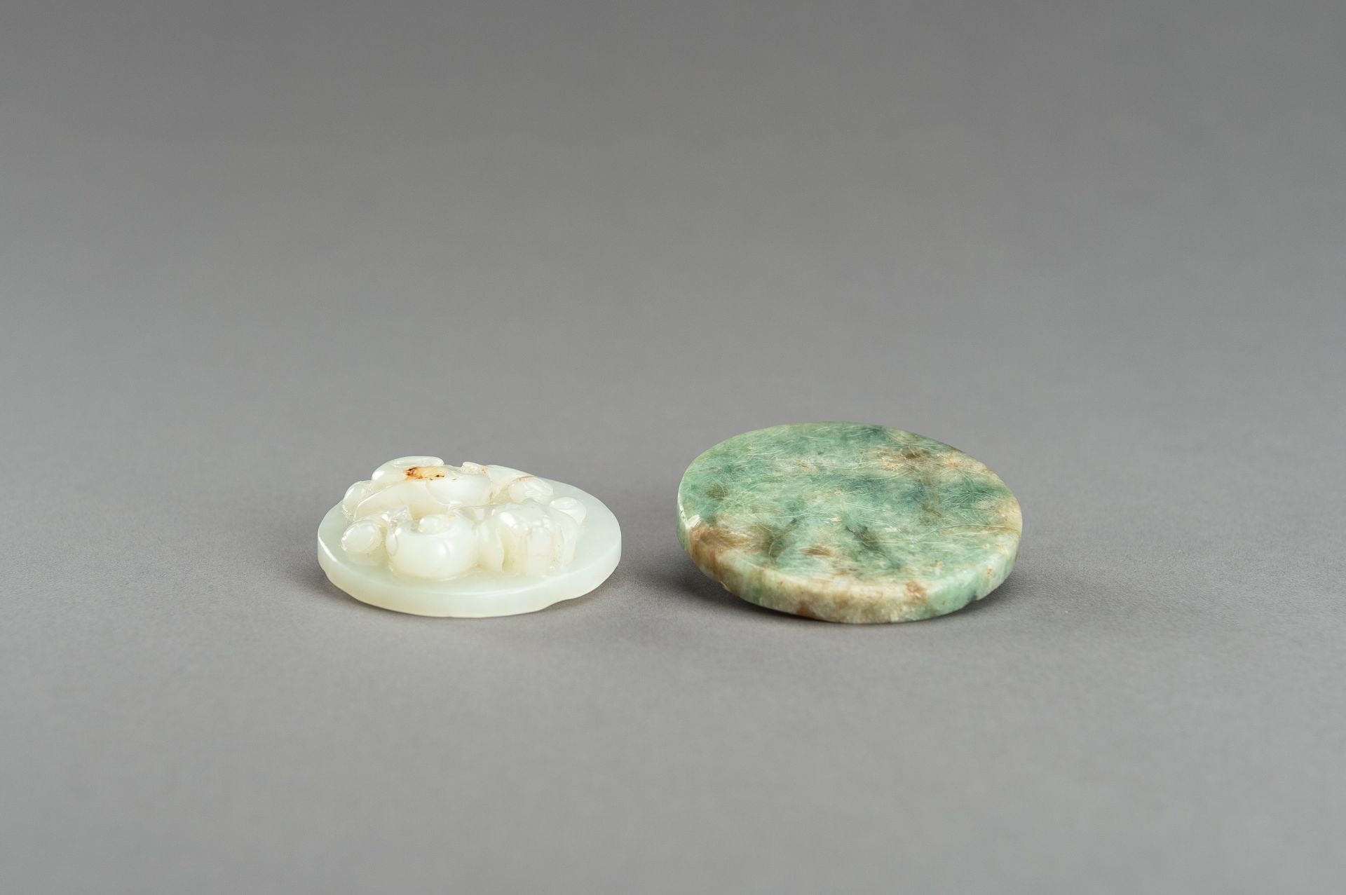 A LOT WITH TWO DECORATIVE JADE & HARDSTONE DISCS - Image 8 of 10