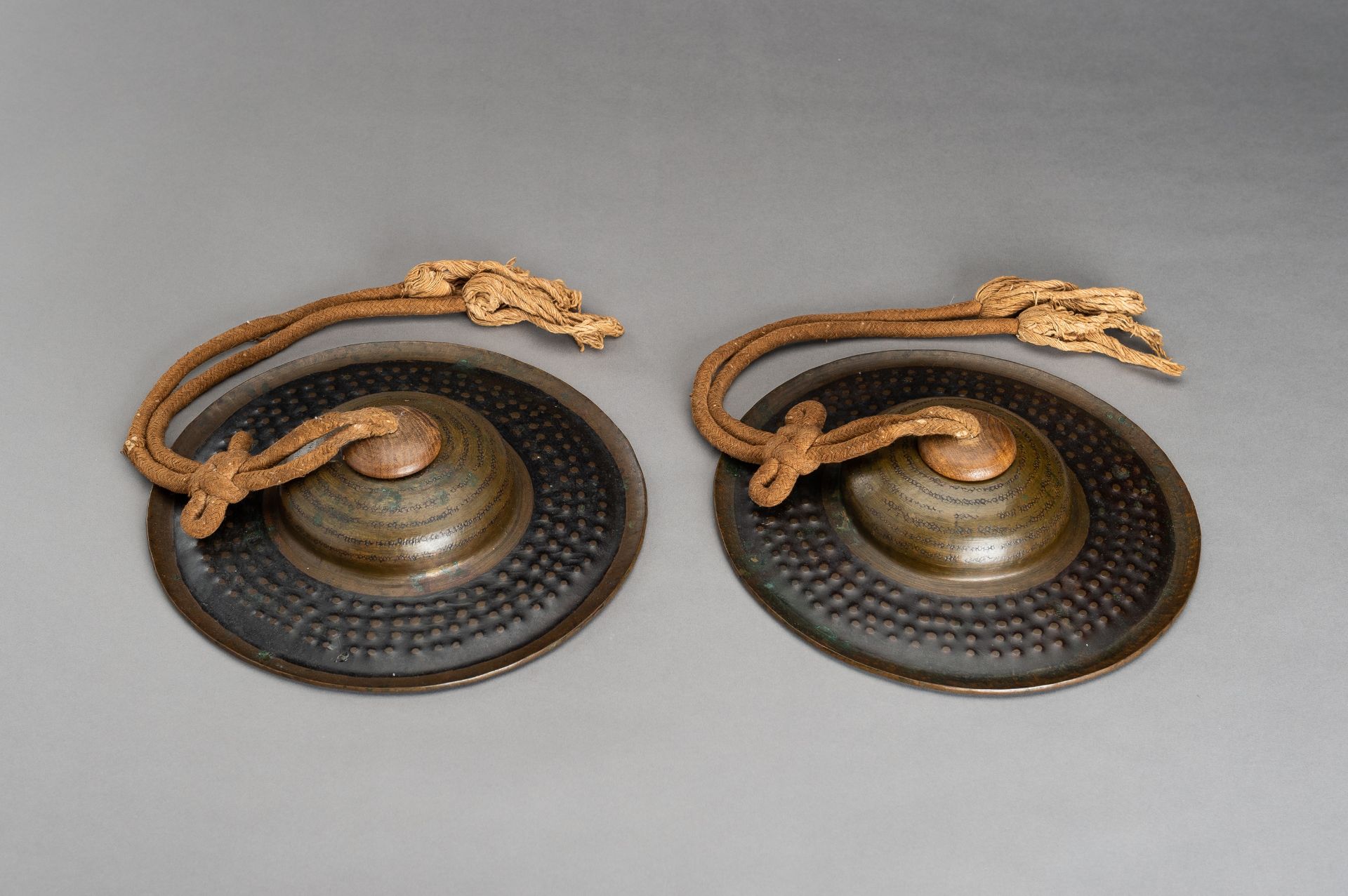 A PAIR OF BRONZE CYMBALS - Bild 2 aus 13