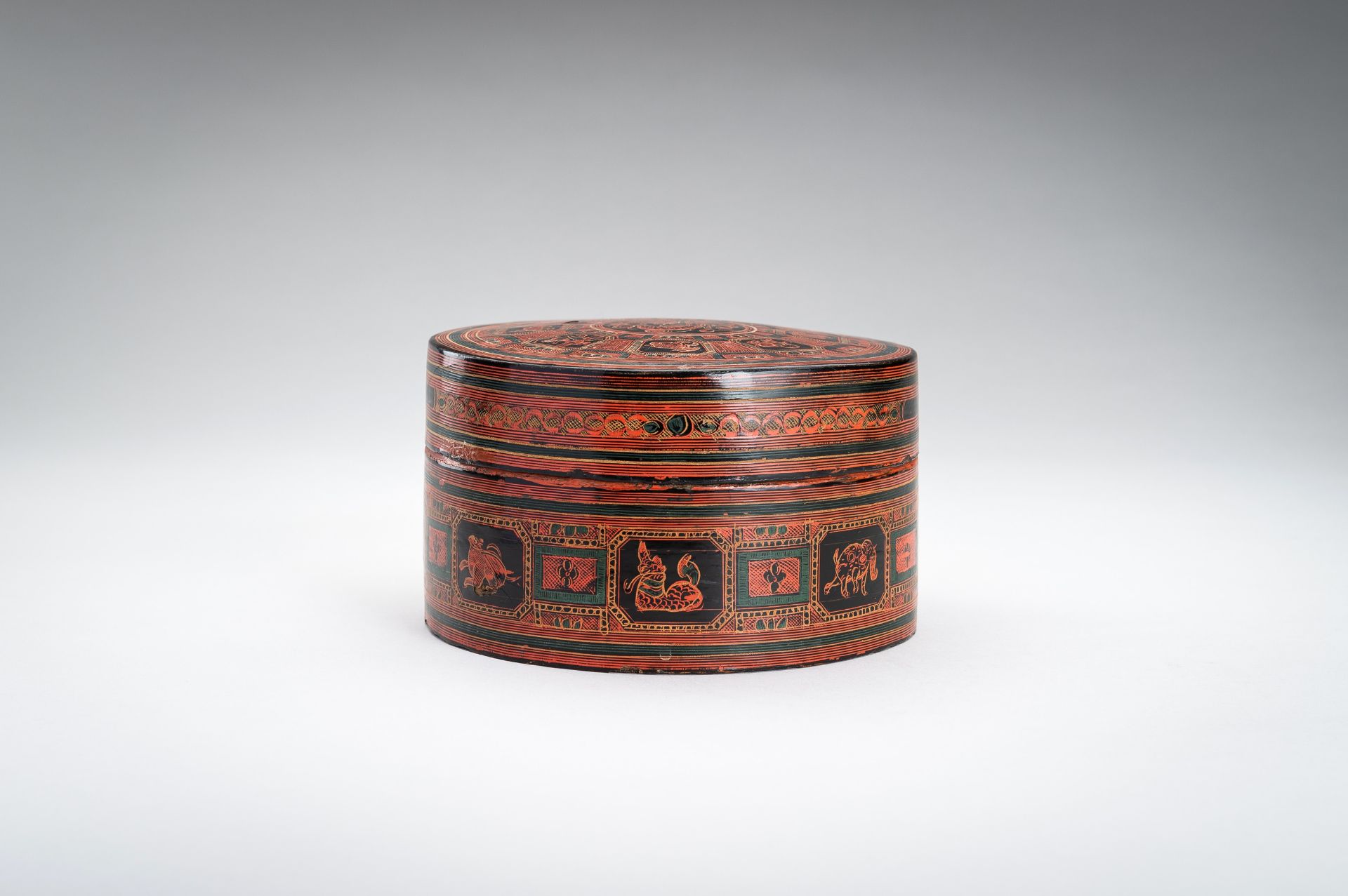 A BURMESE LACQUER BETEL BOX AND COVER, 1900s - Bild 9 aus 15