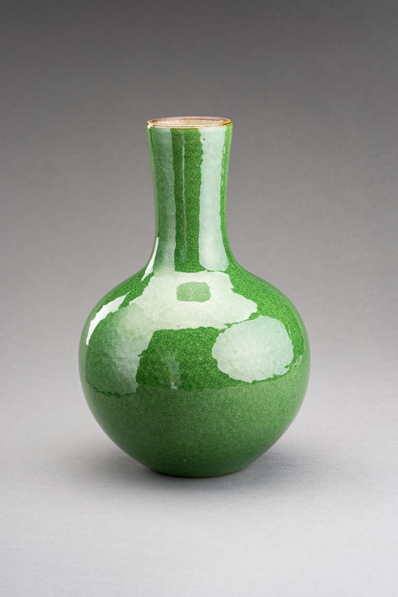 AN APPLE GREEN CRACKLE-GLAZED BOTTLE VASE, TIANQIUPING, QING DYNASTY - Bild 2 aus 6