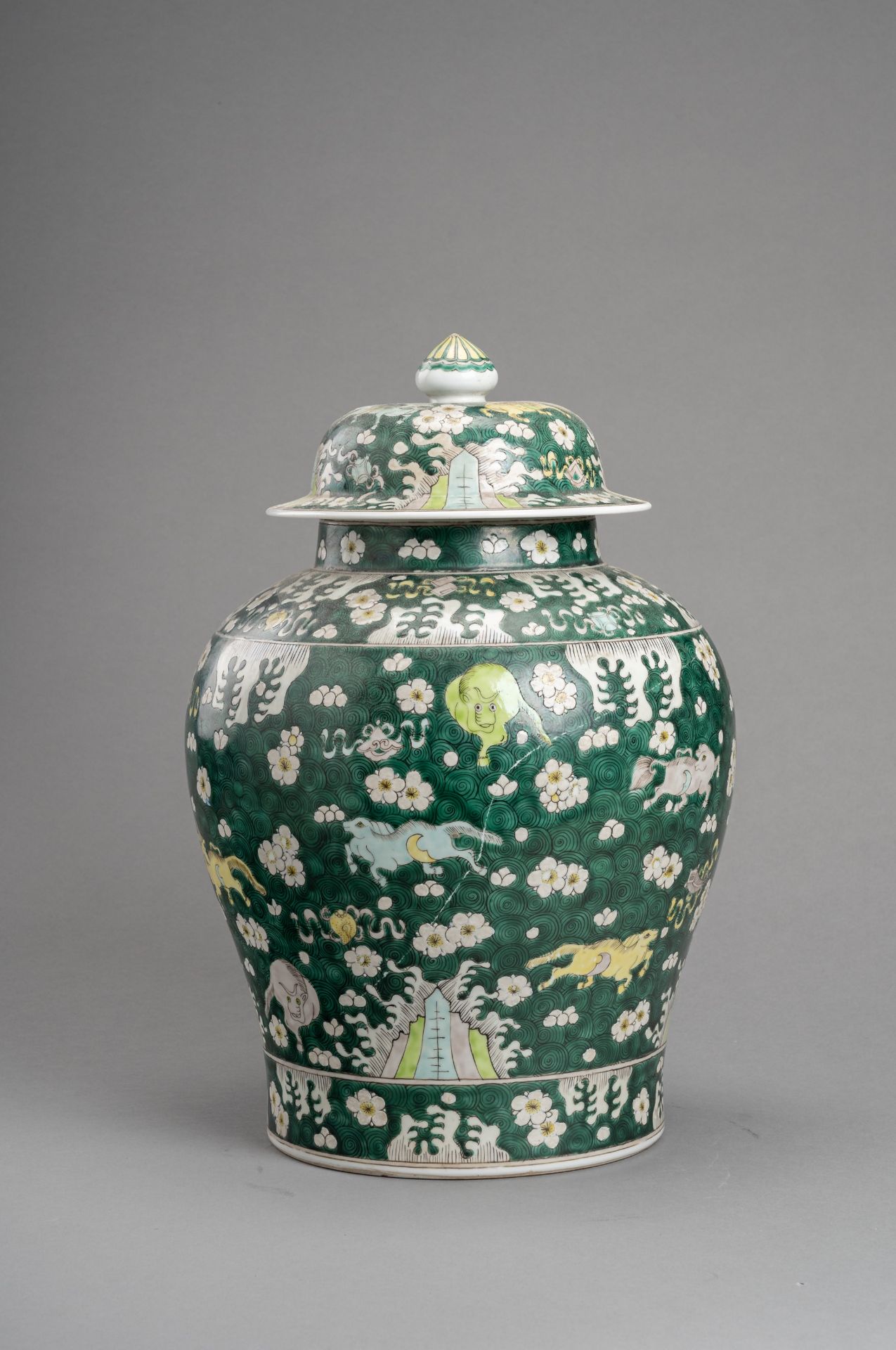 A PORCELAIN FAMILLE VERTE BALUSTER JAR AND COVER, QING - Bild 5 aus 9