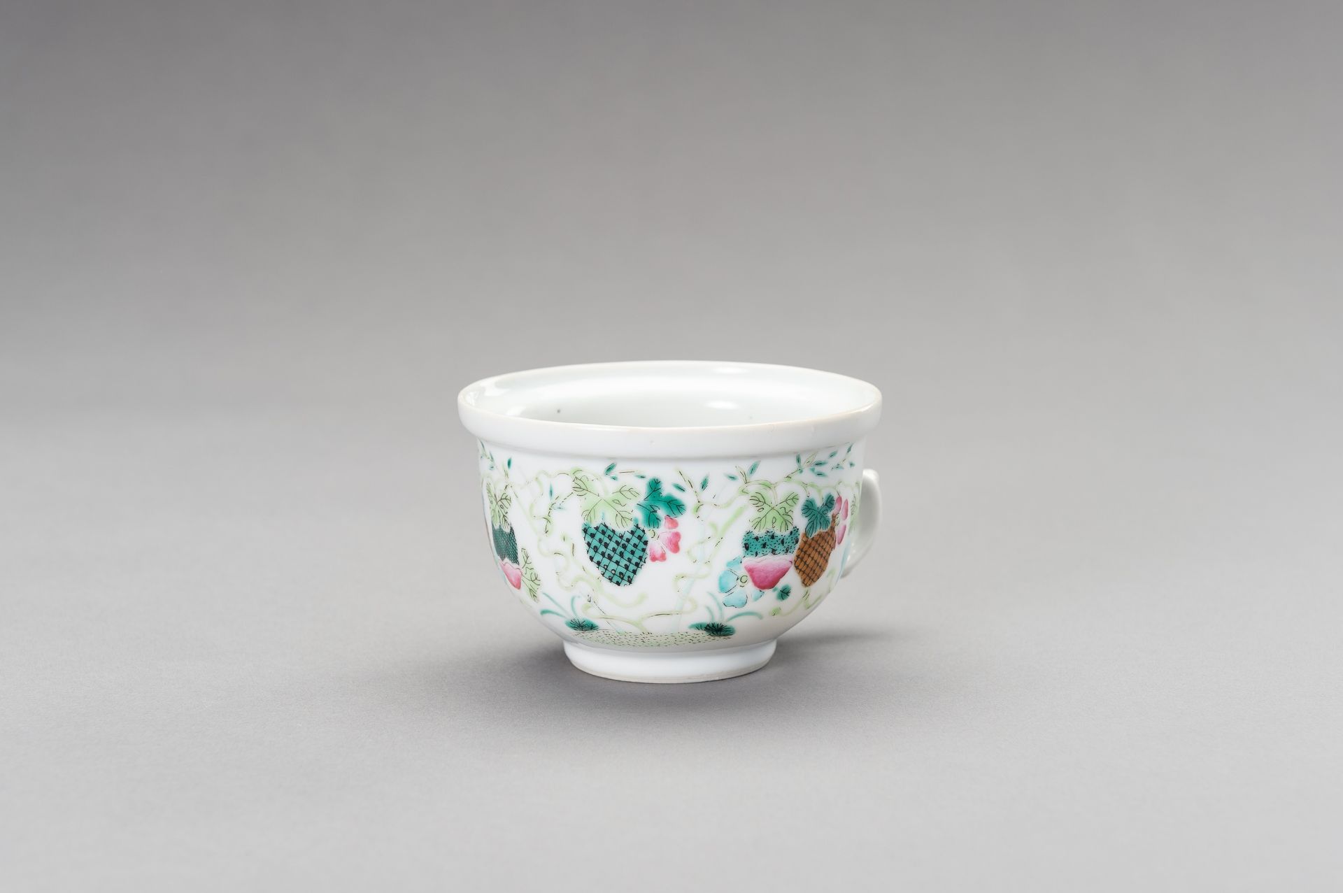 A FAMILLE VERTE 'GOLDFISH' CUP, 20TH CENTURY - Image 9 of 11