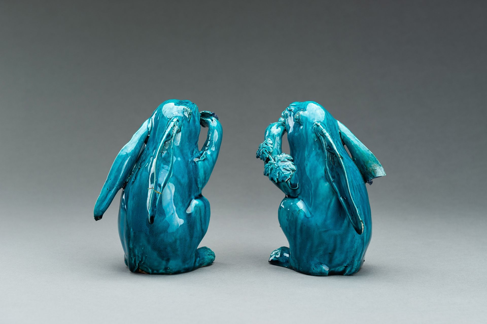 A PAIR OF TURQUOISE GLAZED CERAMIC FIGURES OF RABBITS EATING BERRIES - Image 9 of 10