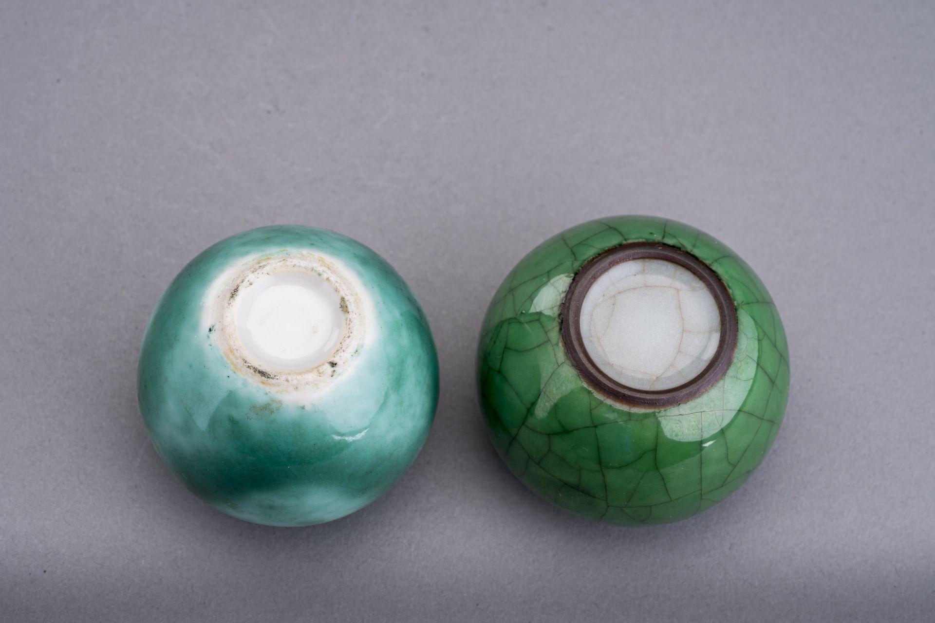 TWO MINIATURE GREEN GLAZED PORCELAIN POTS, c. 1920s - Bild 6 aus 6