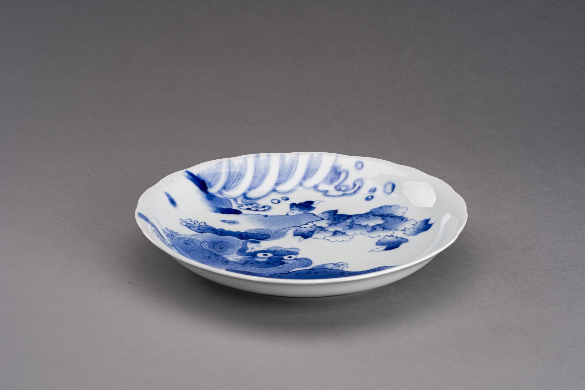 A BLUE AND WHITE IMARI PORCELAIN DISH 'SHISHI', EDO - Image 4 of 8