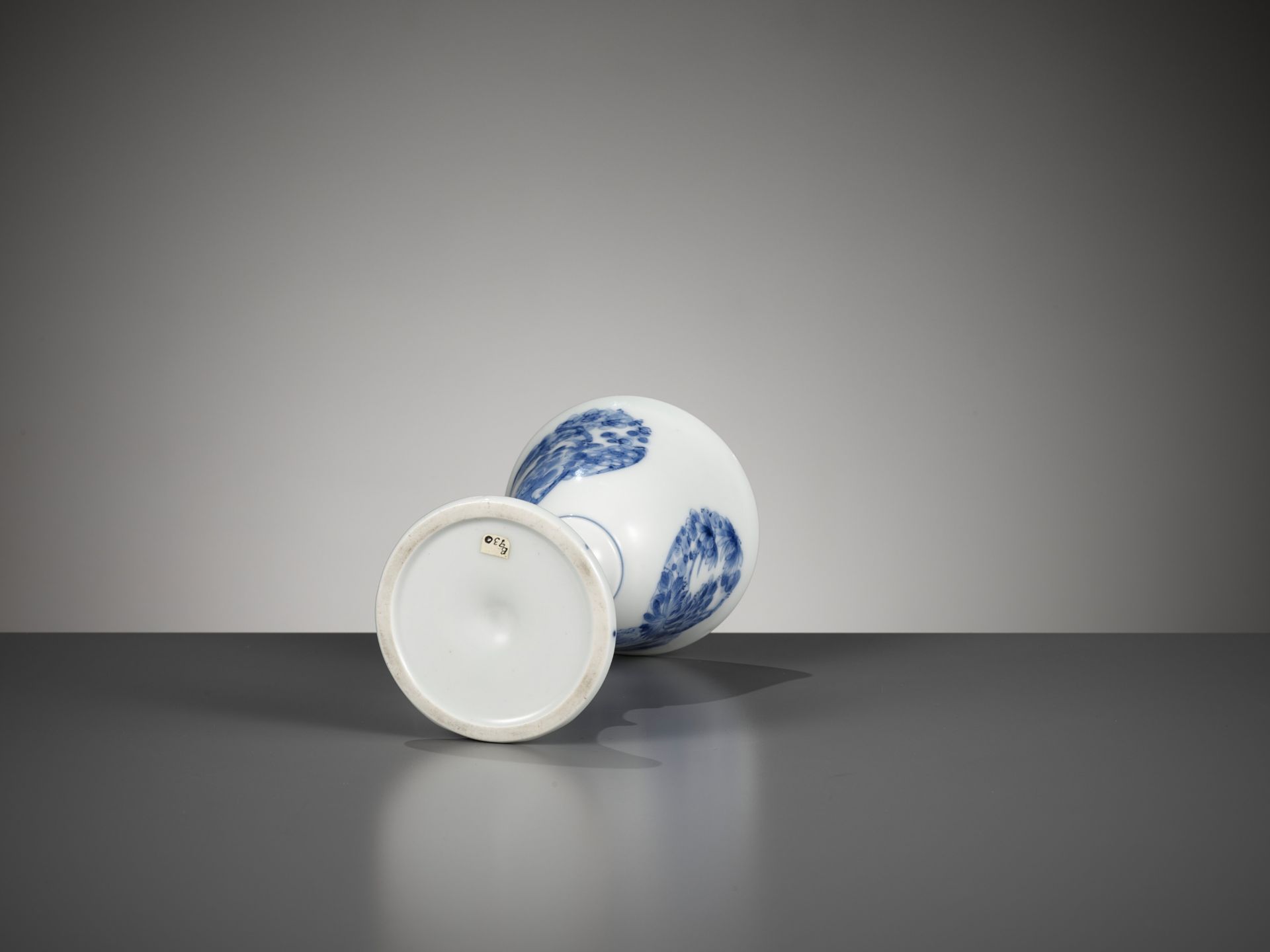 A HIRADO BLUE AND WHITE STEM CUP WITH FLORAL ROUNDELS - Bild 6 aus 6