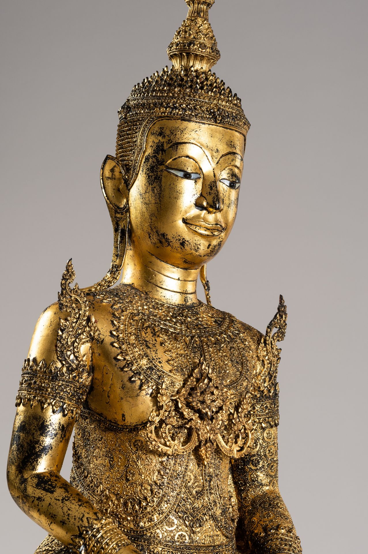 AN IMPRESSIVE LACQUER GILT BRONZE FIGURE OF BUDDHA, RATTANAKOSIN - Image 17 of 22