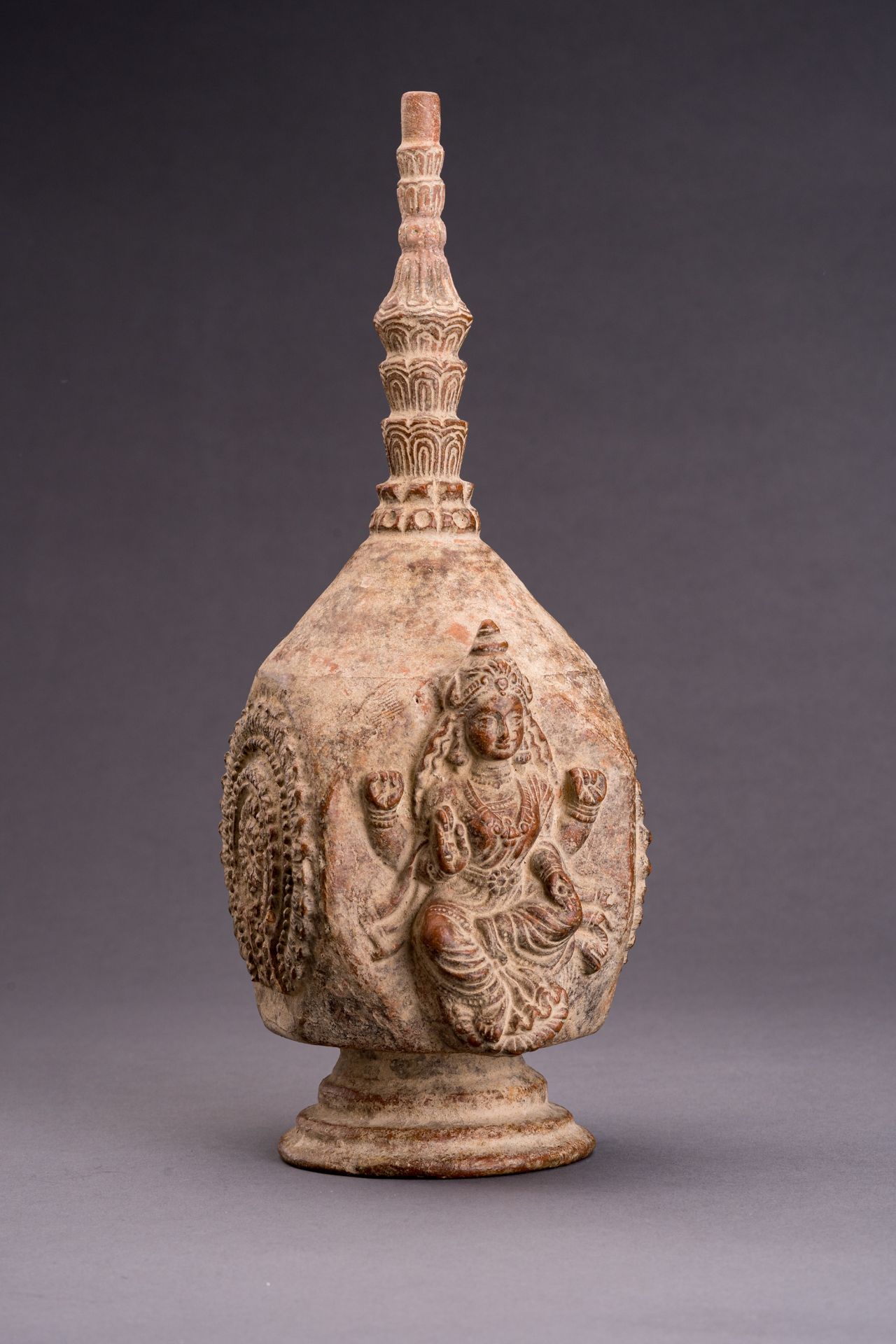 A MAJAPAHIT STYLE TERRACOTTA VASE - Image 2 of 9