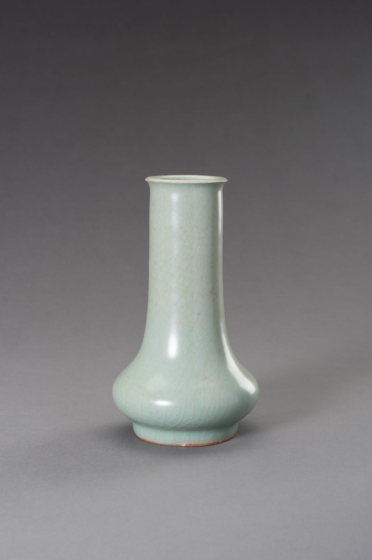 A LONGQUAN GUAN-TYPE PORCELAIN VASE, QING - Bild 3 aus 6