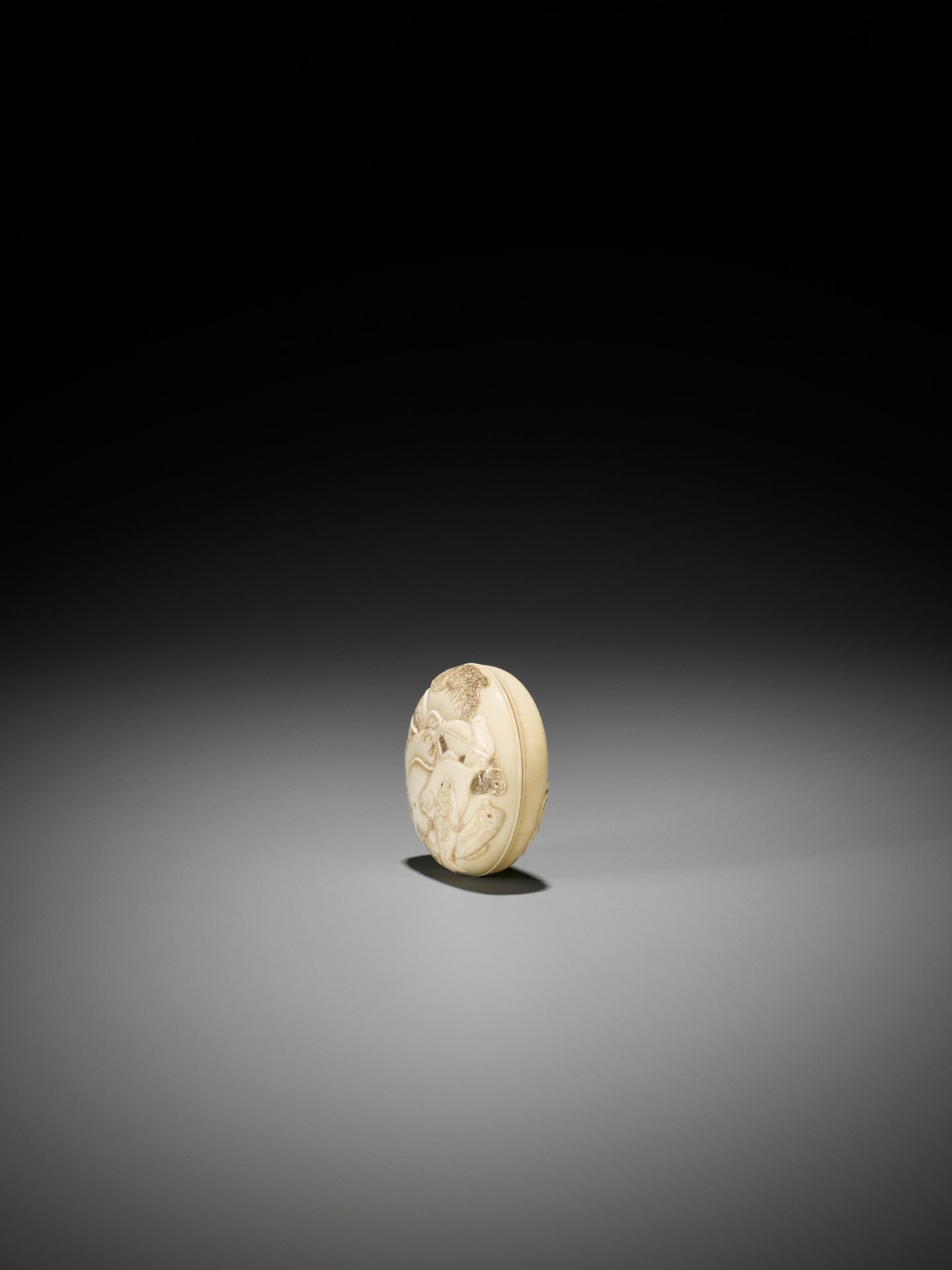 KEIMIN: A FINE IVORY MANJU NETSUKE OF MARINE LIFE - Bild 4 aus 8