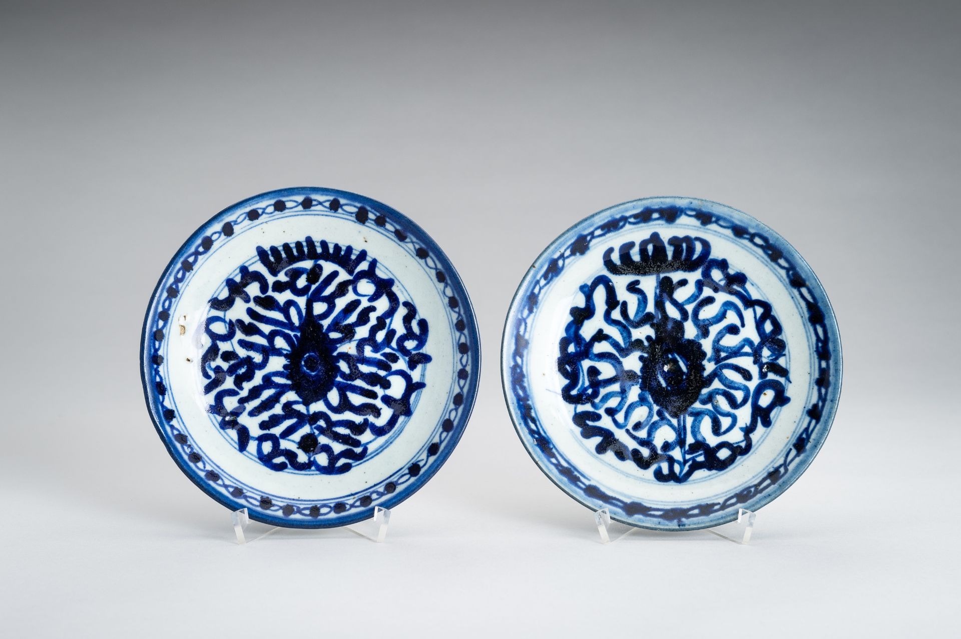 A LOT WITH THREE BLUE AND WHITE PORCELAIN DISHES, EDO - Image 3 of 17