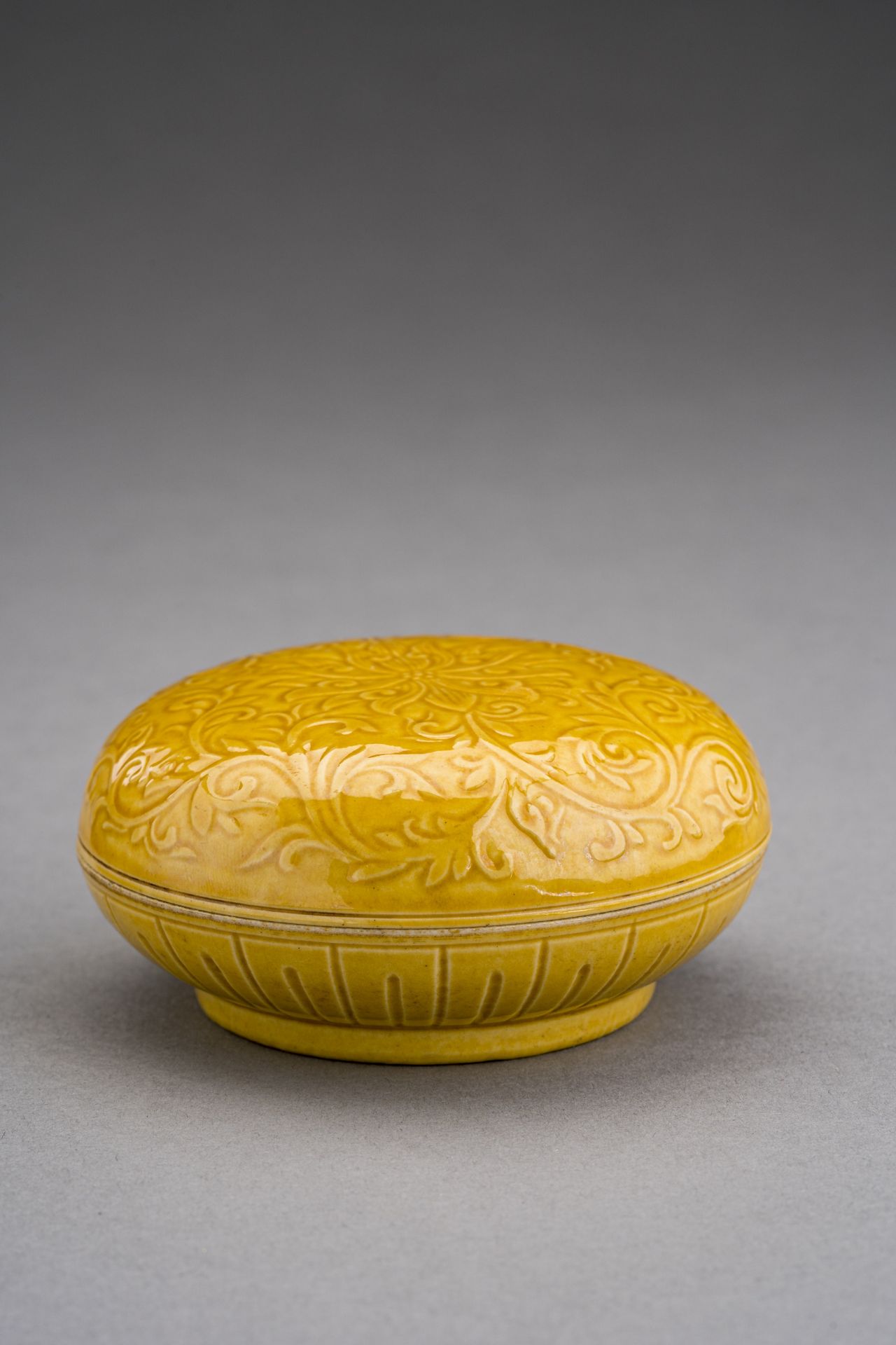 A YELLOW GLAZED PORCELAIN BOX AND COVER, c. 1920s - Image 3 of 9