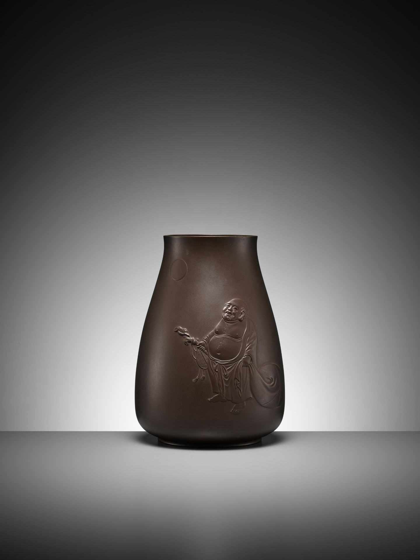 TANETOSHI: A FINE BRONZE VASE DEPICTING HOTEI GAZING AT THE FULL MOON - Image 4 of 11