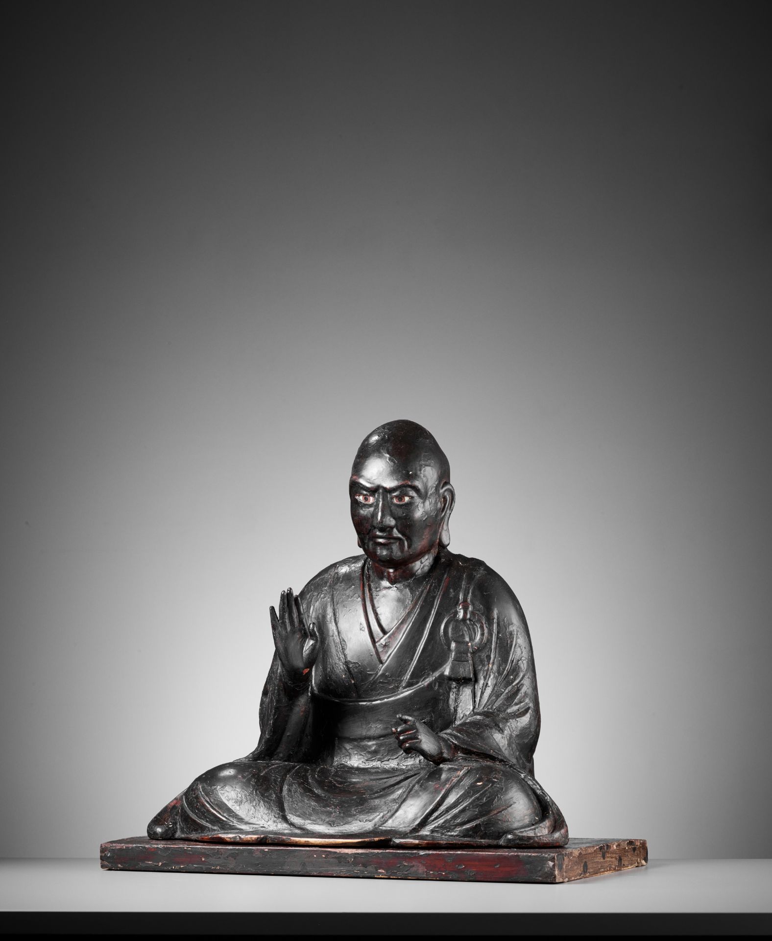 A LACQUERED WOOD FIGURE OF A SEATED BUDDHIST MONK - Bild 3 aus 9