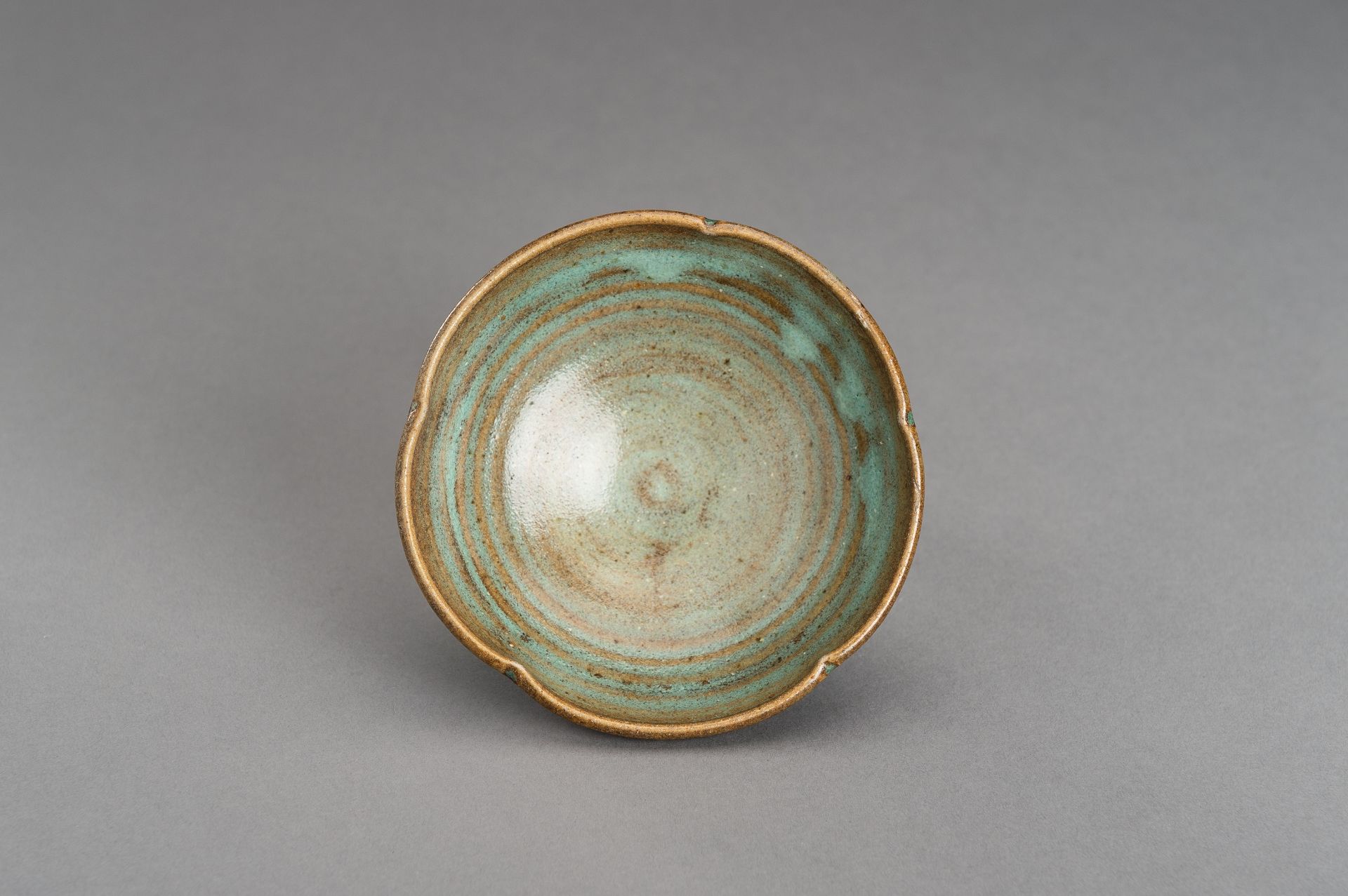 A LOBED TURQUOISE AND BROWN GLAZED CERAMIC BOWL - Image 2 of 12