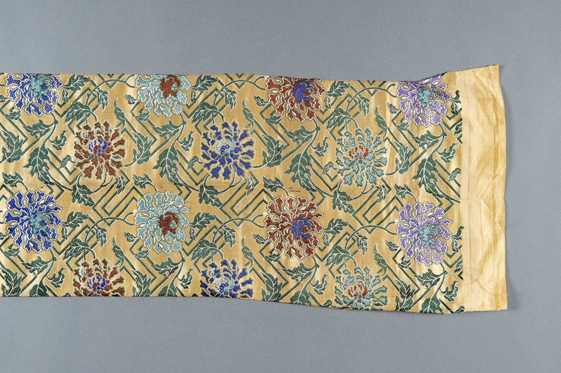 A LONG SILK FLORAL PANEL, QING - Bild 9 aus 11