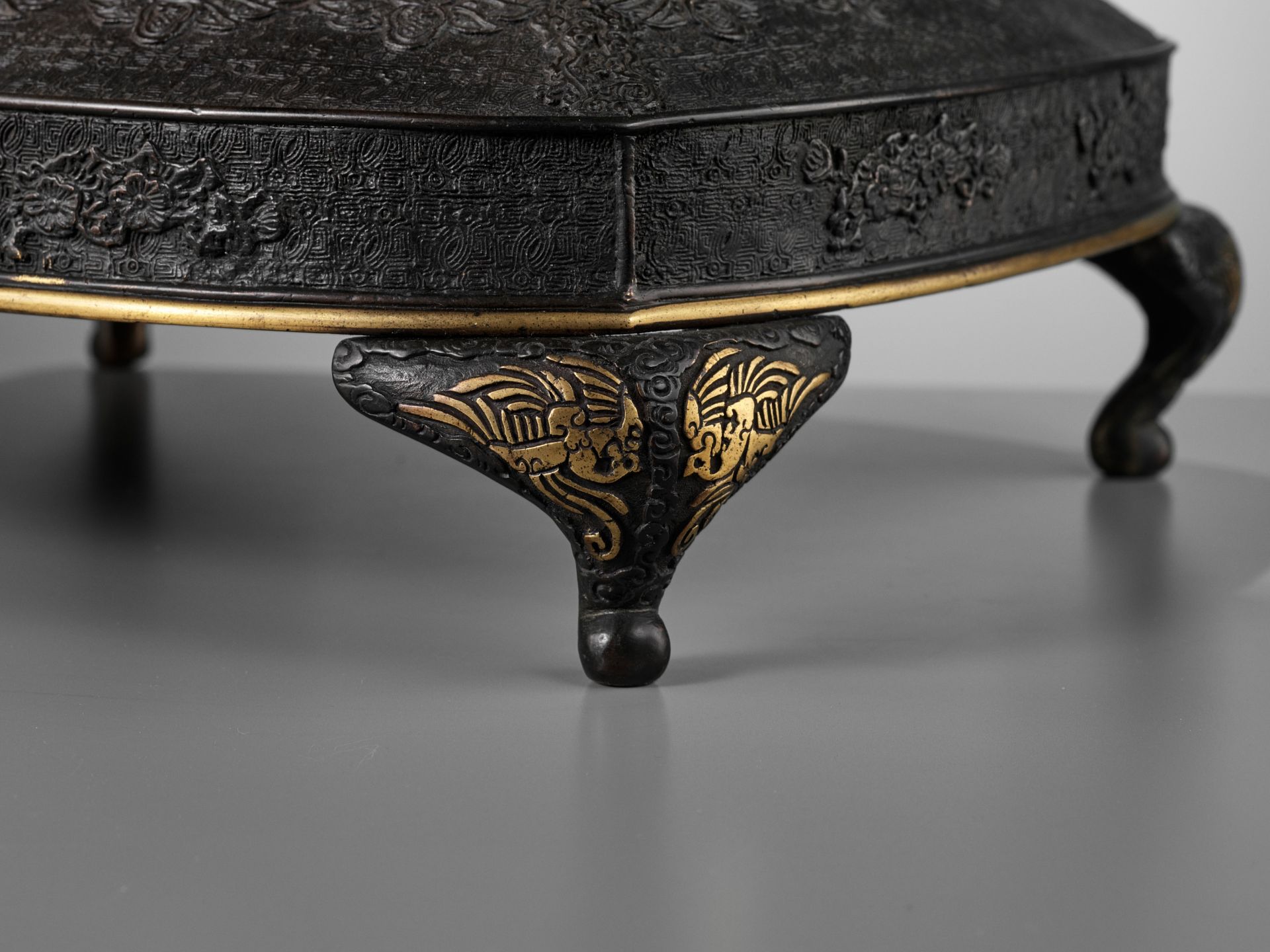 A TALL AND IMPRESSIVE PARCEL GILT BRONZE INCENSE BURNER AND COVER, ATTRIBUTED TO THE MIYAO COMPANY - Image 13 of 22