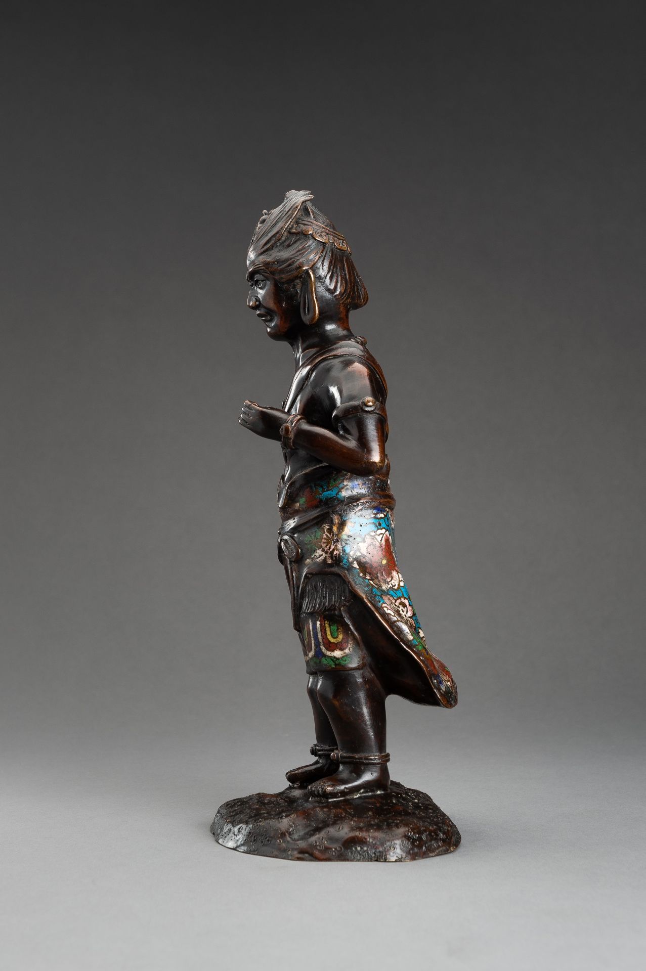 A CHAMPLEVE BRONZE FIGURE OF A GUARDIAN, c. 1920s - Image 7 of 9