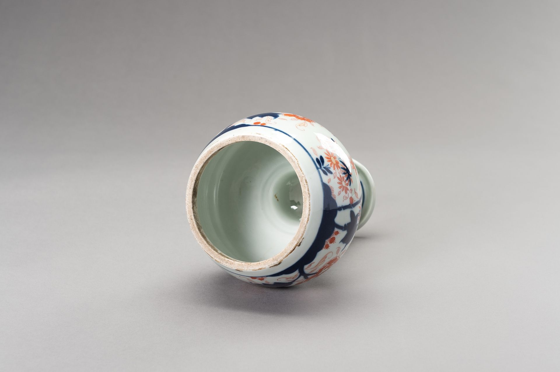 AN IMARI 'FLOWERS AND BAMBOO' PORCELAIN VASE, QING DYNASTY - Image 8 of 11