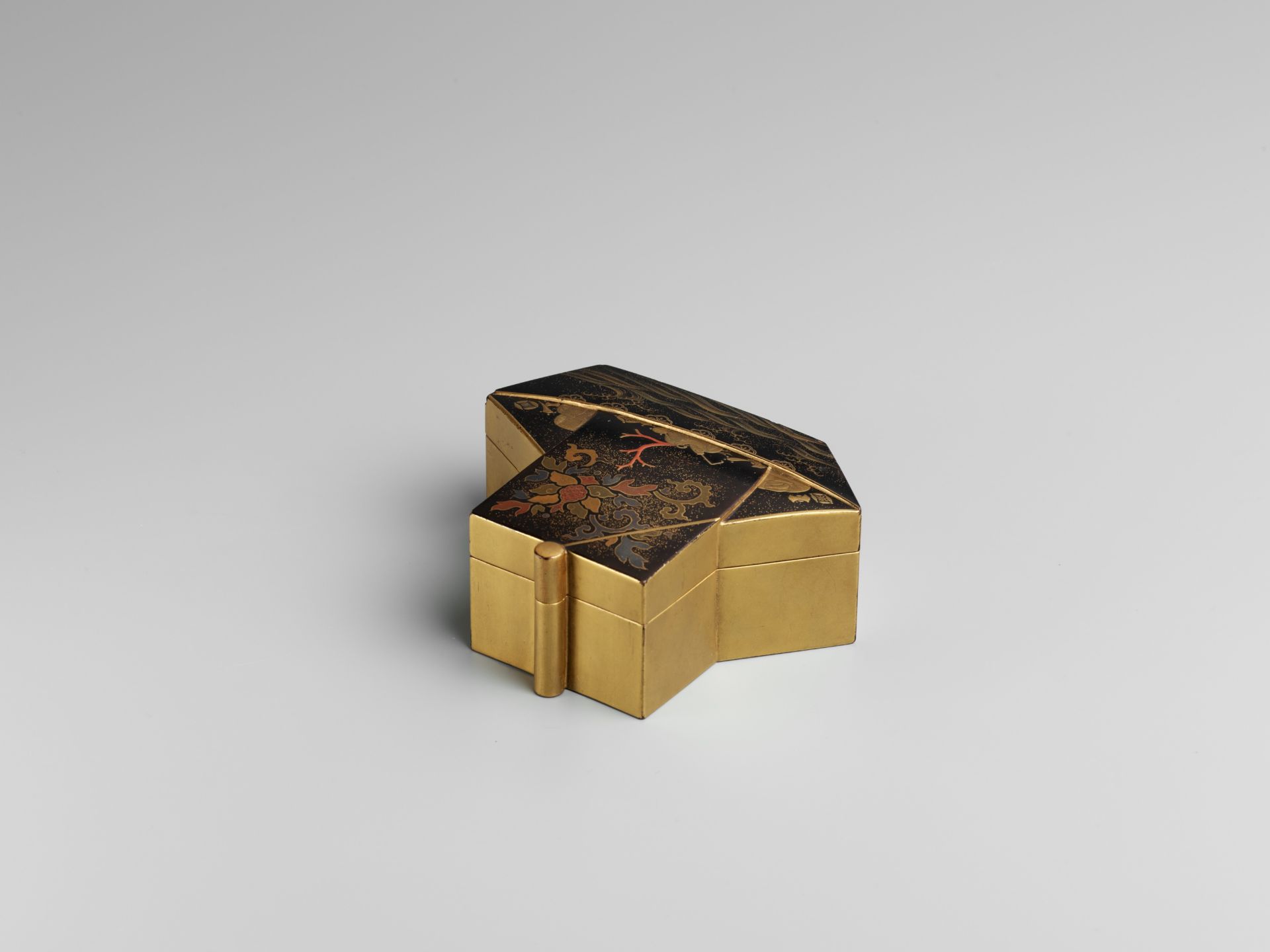 SATO: A RARE BLACK AND GOLD LACQUER KOBAKO AND COVER IN THE FORM OF THE TAKARABUNE (TREASURE SHIP) - Image 9 of 12