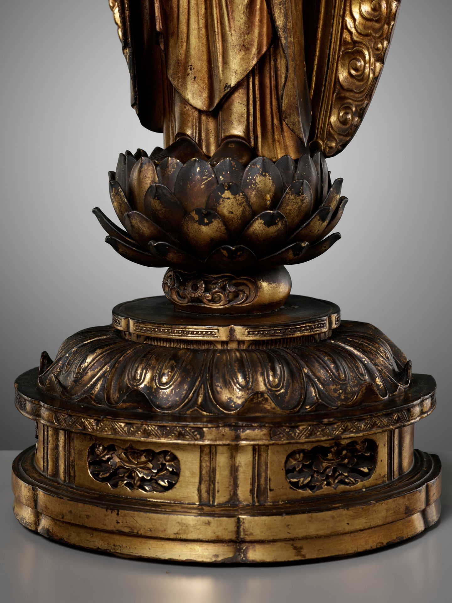 A LACQUER-GILT WOOD FIGURE OF AMIDA NYORAI, EDO - Bild 11 aus 12