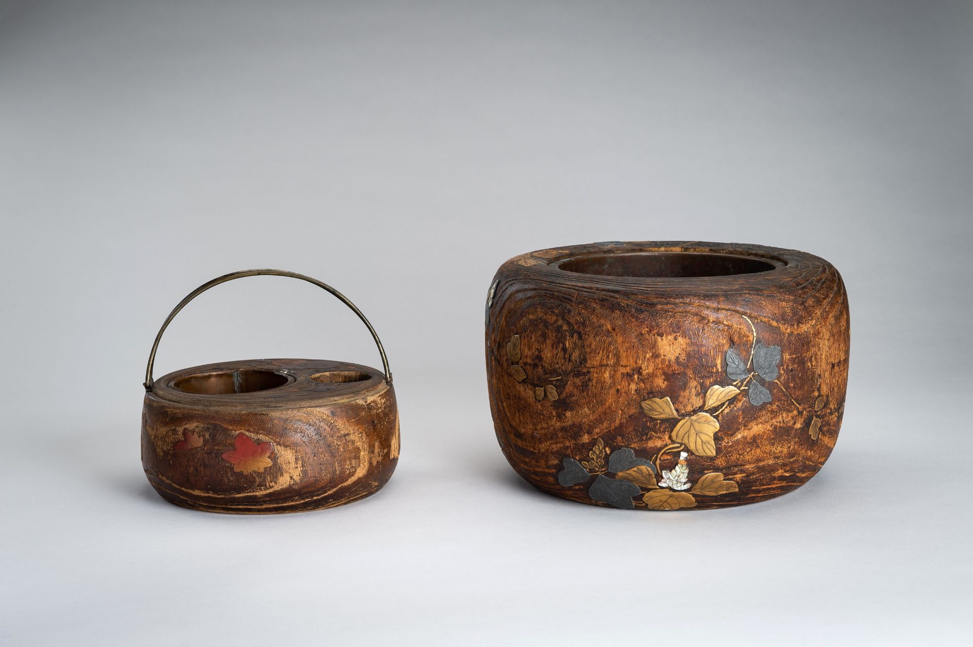 A LOT WITH TWO LACQUERED AND INLAID WOOD HIBACHI (BRAZIER), EDO - Bild 6 aus 18