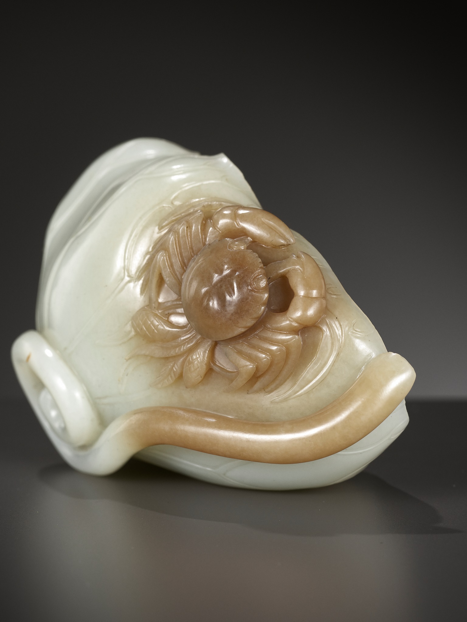 A WHITE AND BROWN JADE 'LOTUS, CRAB AND MILLET' BRUSH WASHER AND MATCHING WOOD STAND, 18TH CENTURY - Image 3 of 20