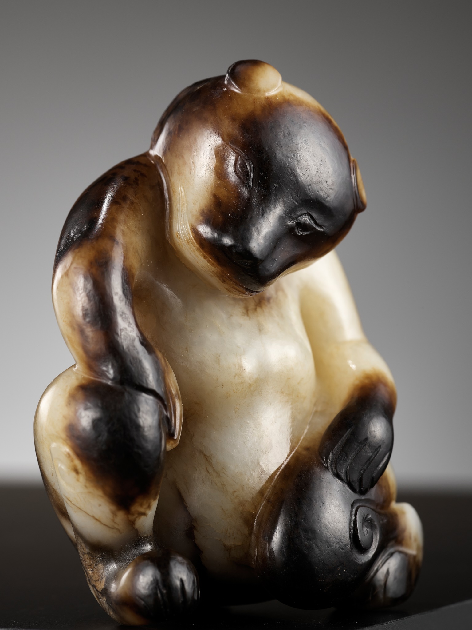 AN EXCEPTIONAL CREAMY-WHITE AND BLACK JADE FIGURE OF A BEAR, SONG DYNASTY OR EARLIER - Image 3 of 27