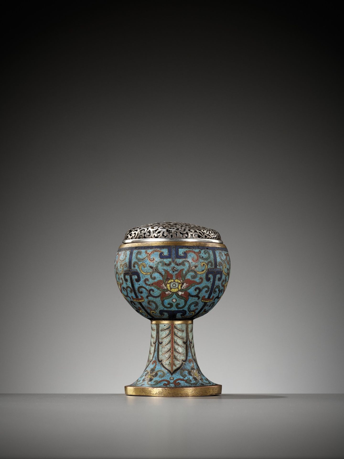 A CLOISONNE ENAMEL STEM CUP, QING DYNASTY - Bild 3 aus 11