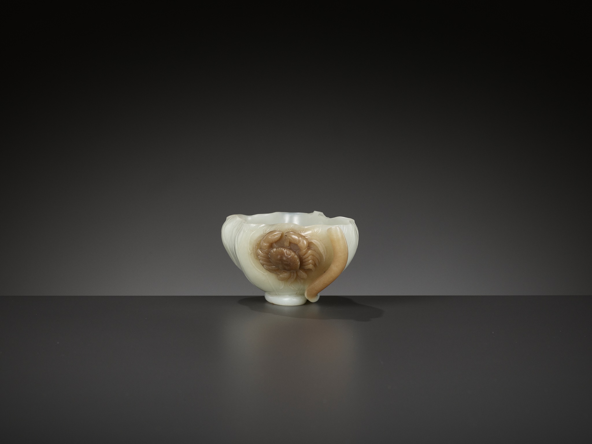 A WHITE AND BROWN JADE 'LOTUS, CRAB AND MILLET' BRUSH WASHER AND MATCHING WOOD STAND, 18TH CENTURY - Image 14 of 20